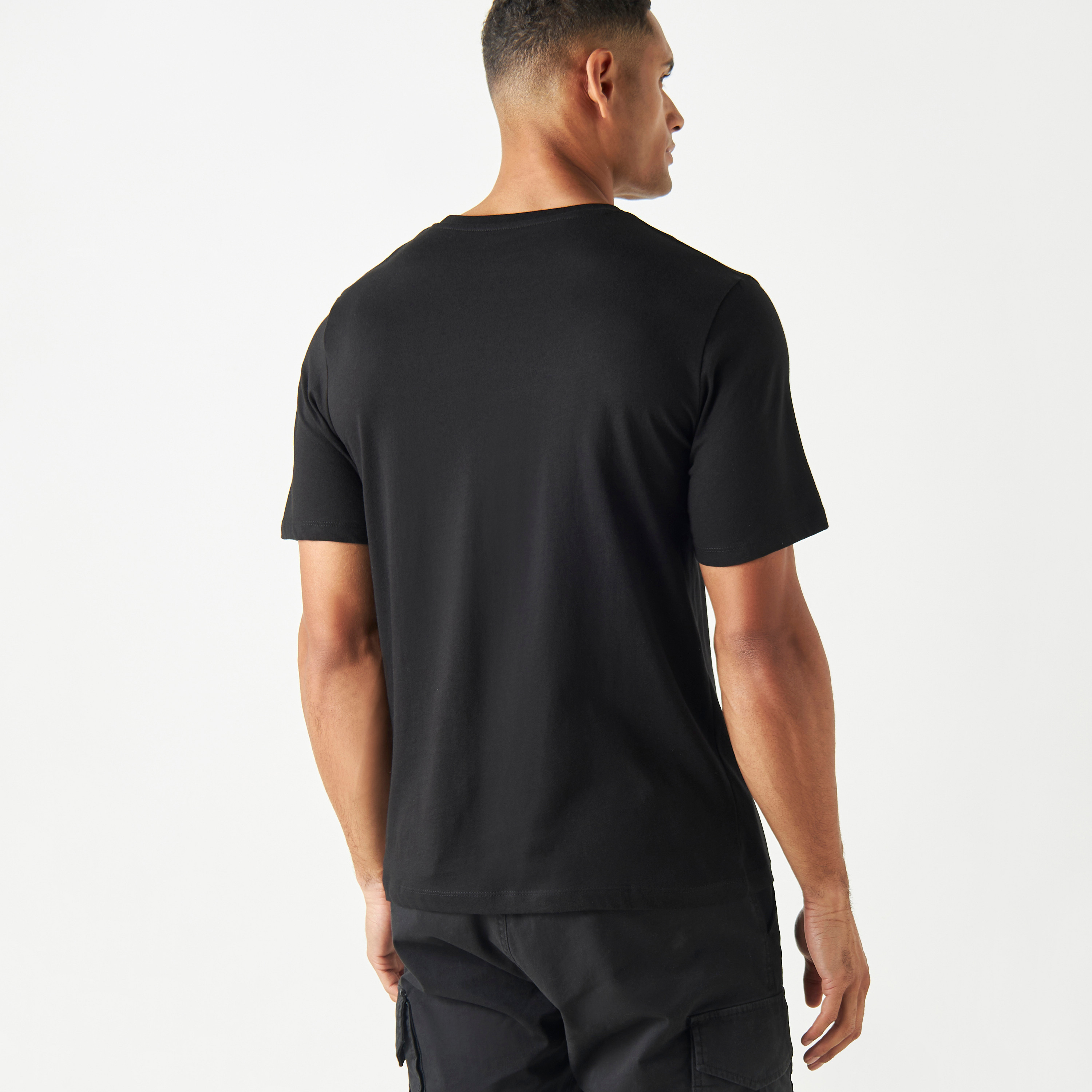 تيشيرت بأكمام قصيرة وياقة دائرية وشعار من جاك آند جونز-men-clothing-tshirtsandpolos-tshirts-image-3