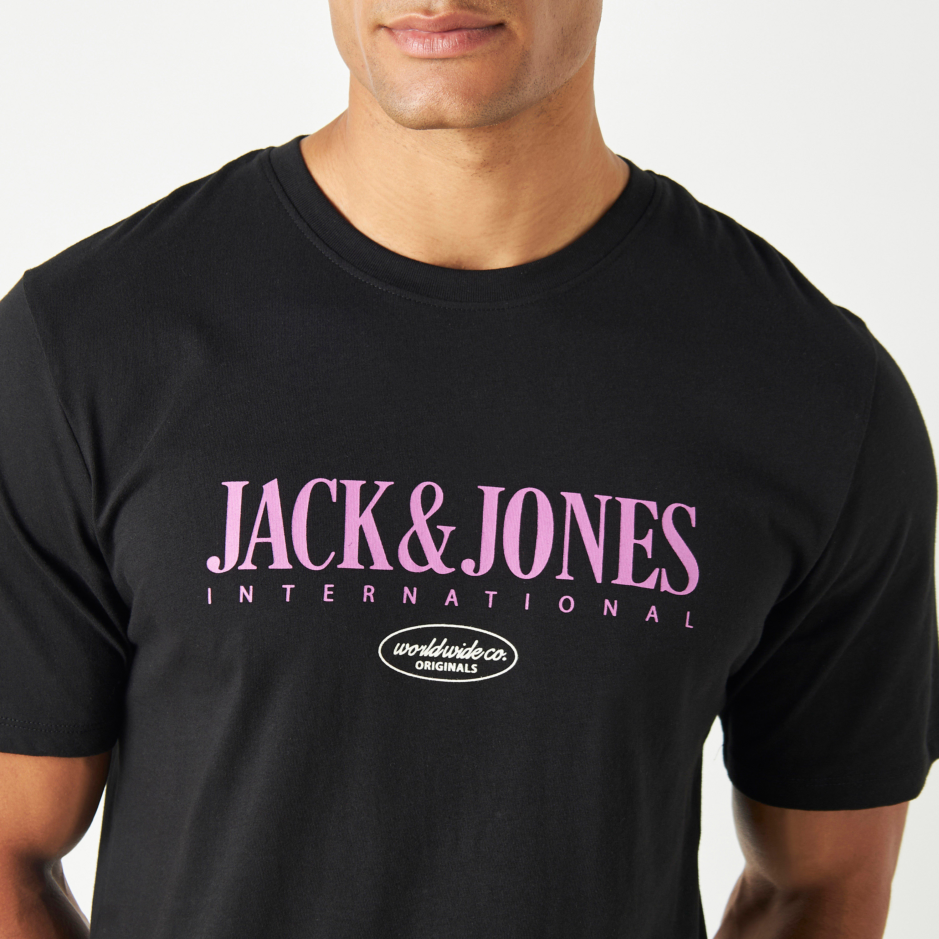 تيشيرت بأكمام قصيرة وياقة دائرية وشعار من جاك آند جونز-men-clothing-tshirtsandpolos-tshirts-image-4