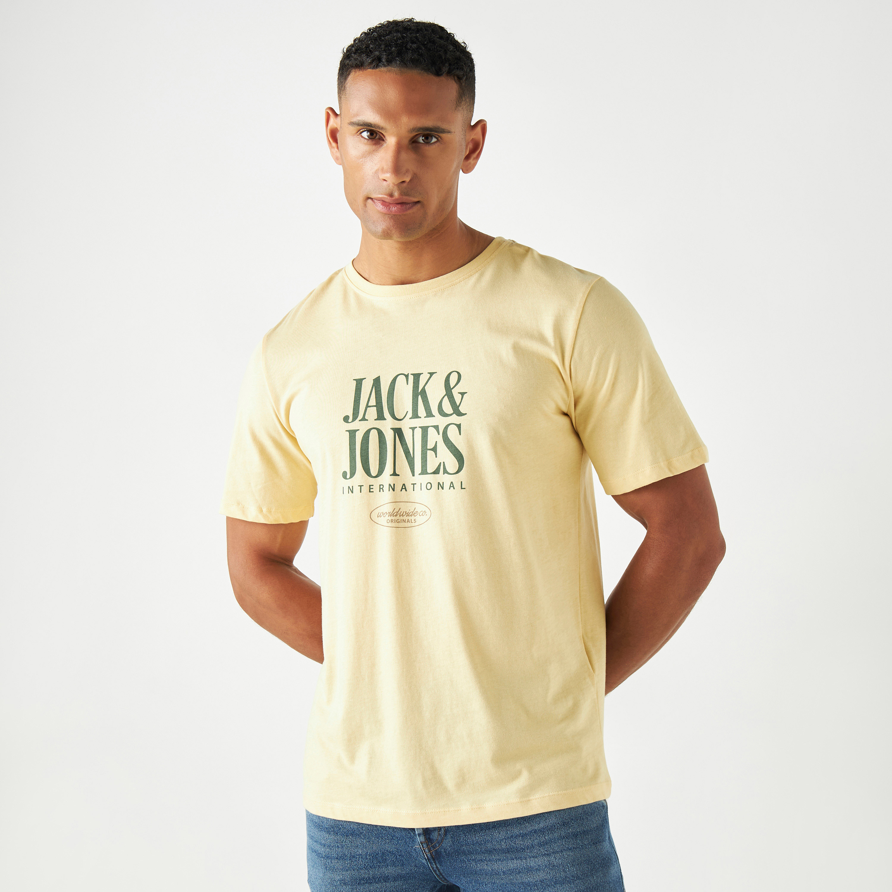 تيشيرت بأكمام قصيرة وياقة دائرية وشعار من جاك آند جونز-men-clothing-tshirtsandpolos-tshirts-image-5