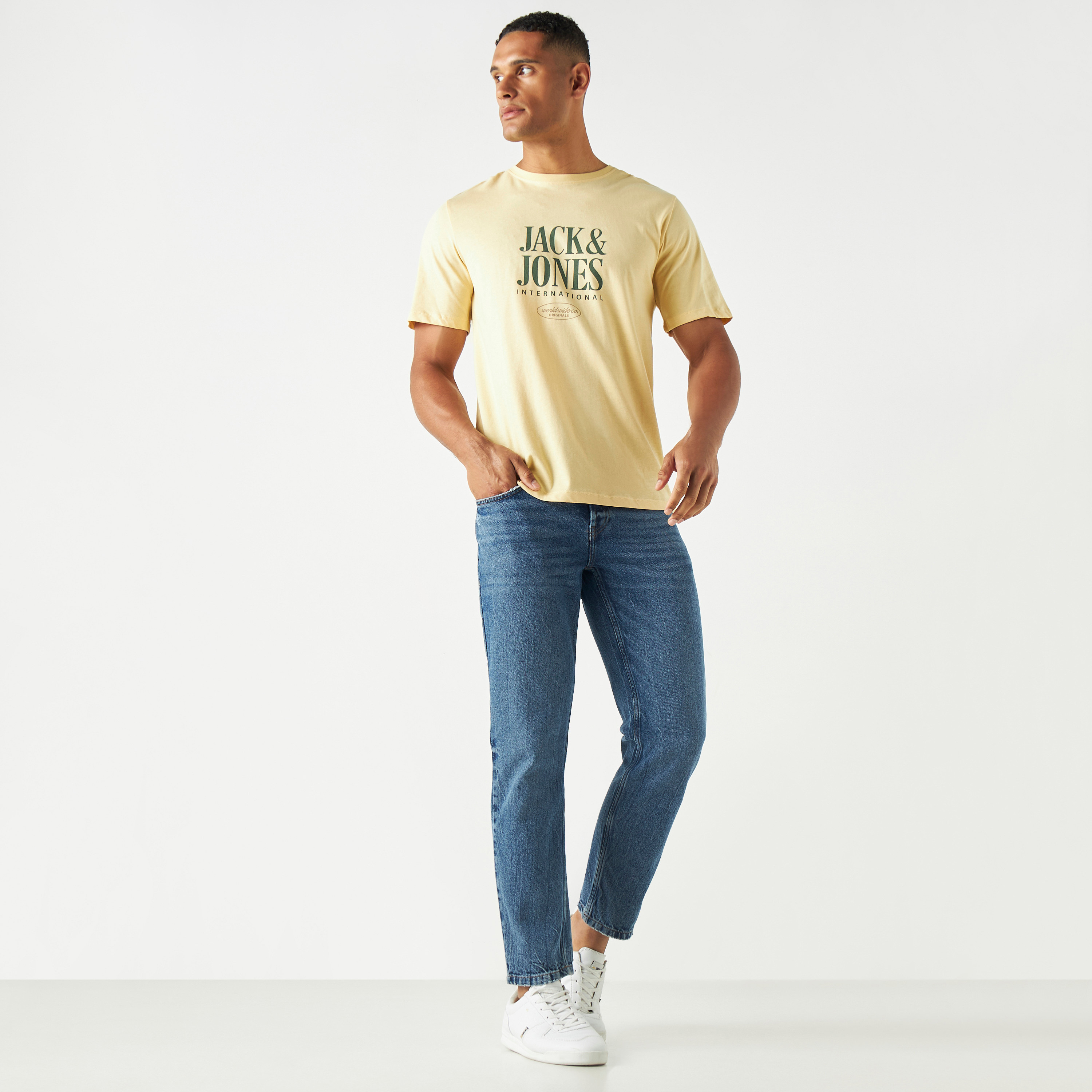 تيشيرت بأكمام قصيرة وياقة دائرية وشعار من جاك آند جونز-men-clothing-tshirtsandpolos-tshirts-image-6