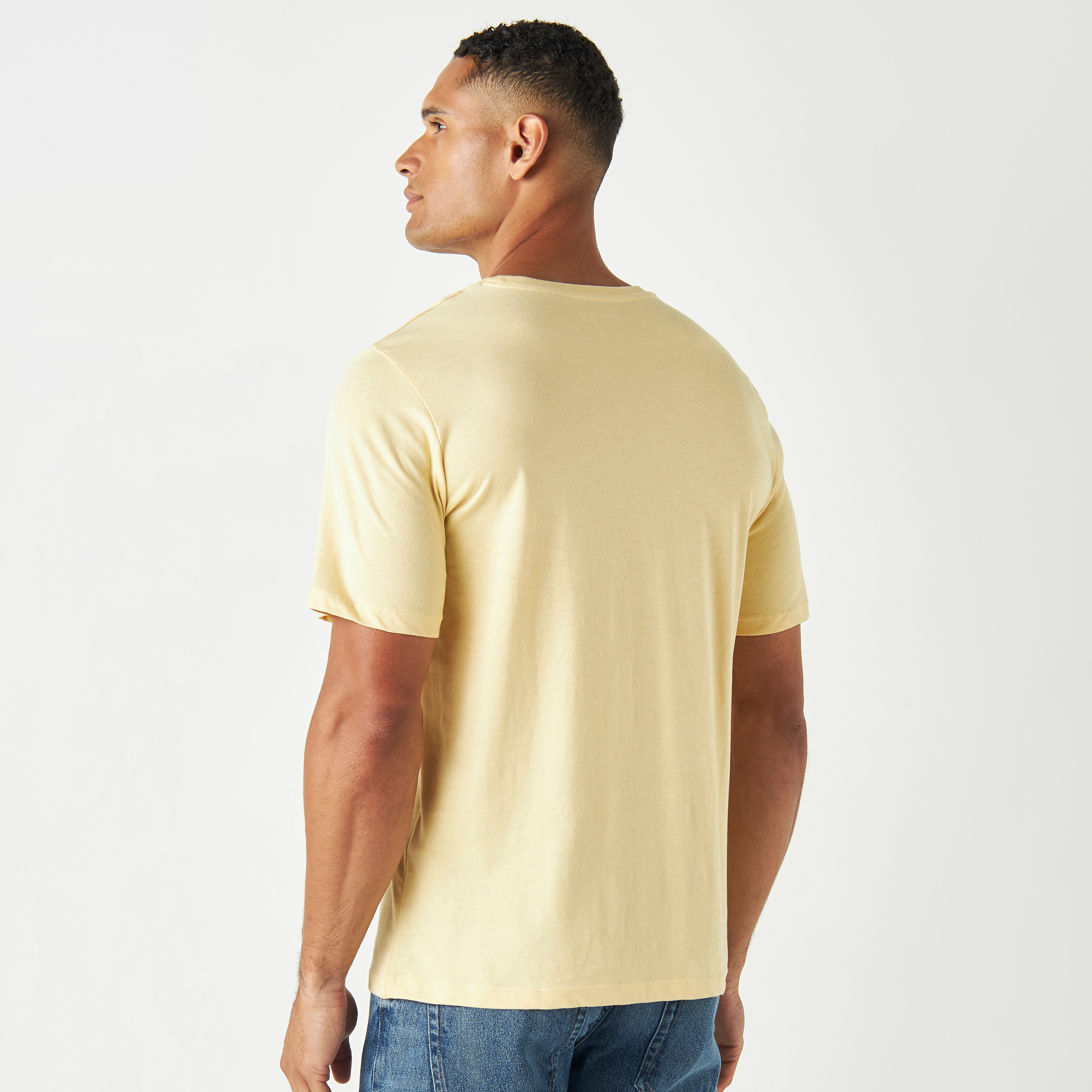 تيشيرت بأكمام قصيرة وياقة دائرية وشعار من جاك آند جونز-men-clothing-tshirtsandpolos-tshirts-image-7