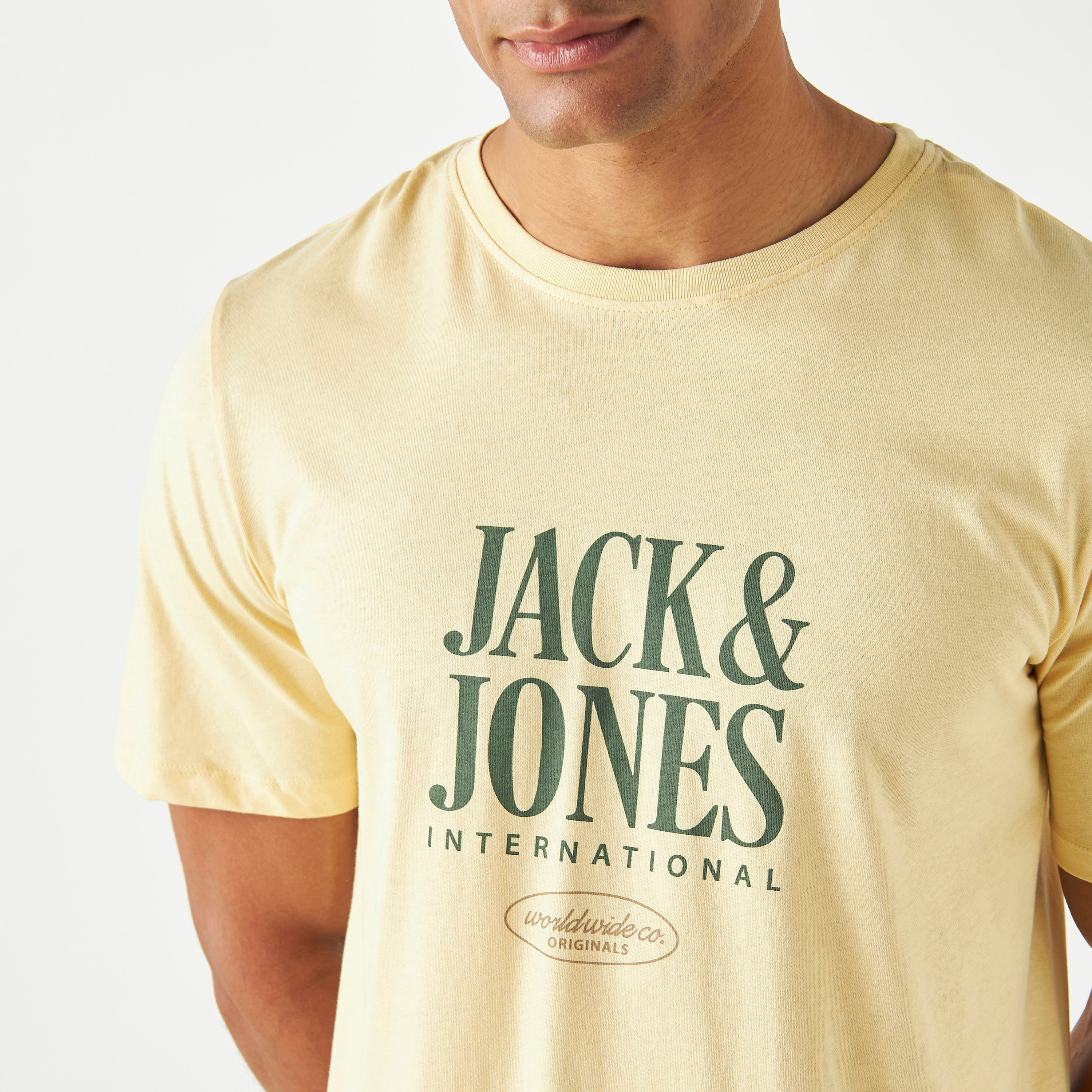 تيشيرت بأكمام قصيرة وياقة دائرية وشعار من جاك آند جونز-men-clothing-tshirtsandpolos-tshirts-image-8
