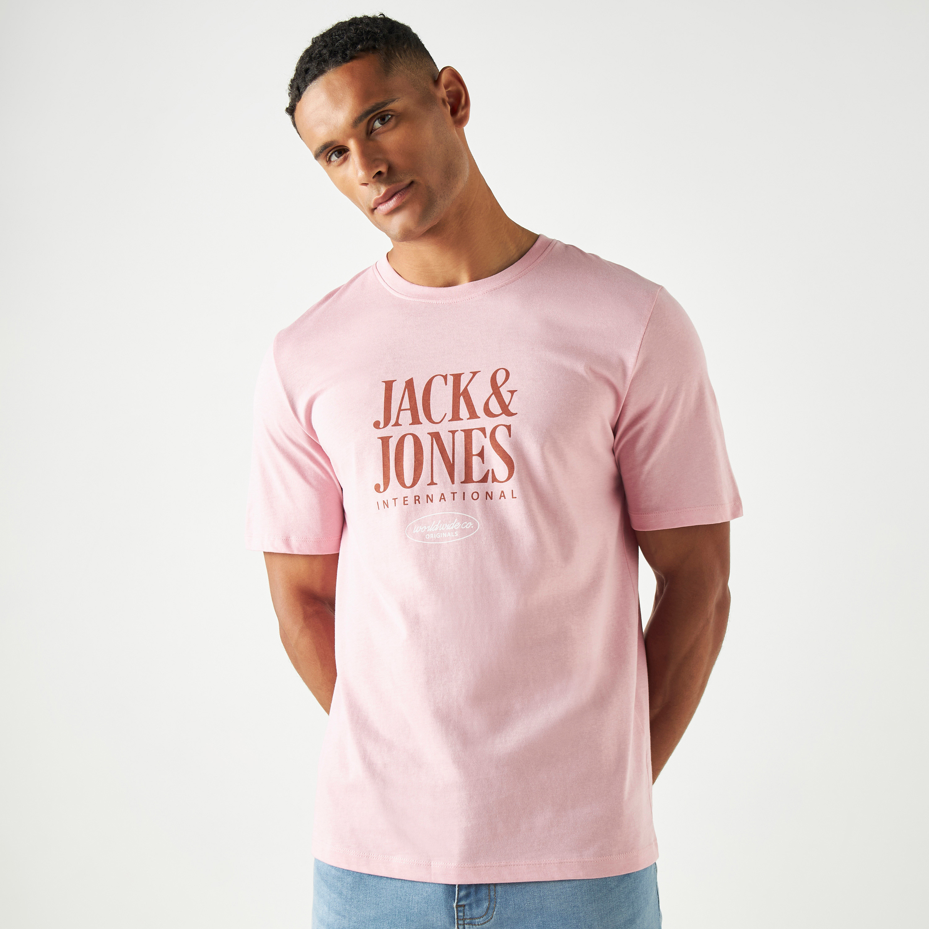 تيشيرت بأكمام قصيرة وياقة دائرية وشعار من جاك آند جونز-men-clothing-tshirtsandpolos-tshirts-image-9