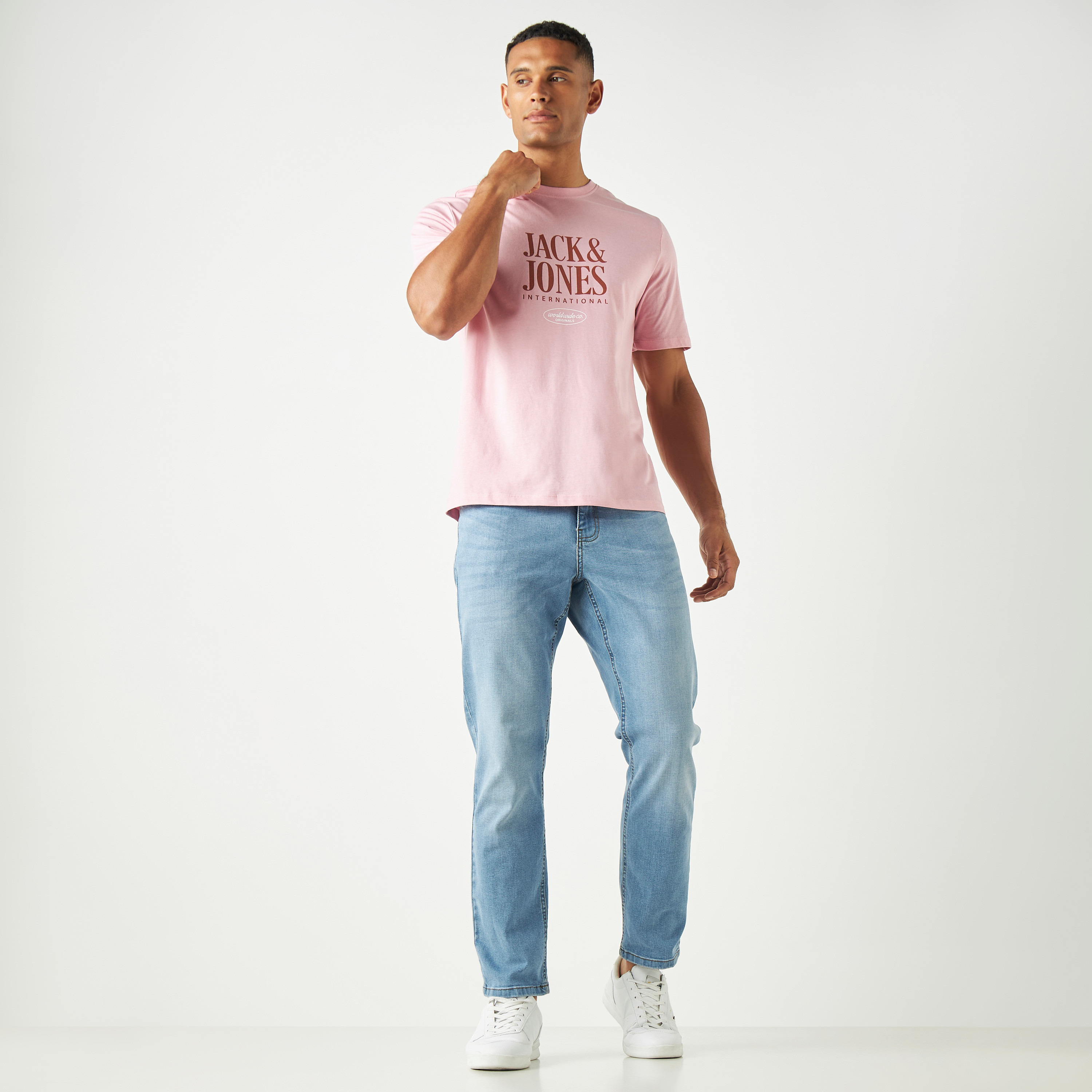 تيشيرت بأكمام قصيرة وياقة دائرية وشعار من جاك آند جونز-men-clothing-tshirtsandpolos-tshirts-image-10