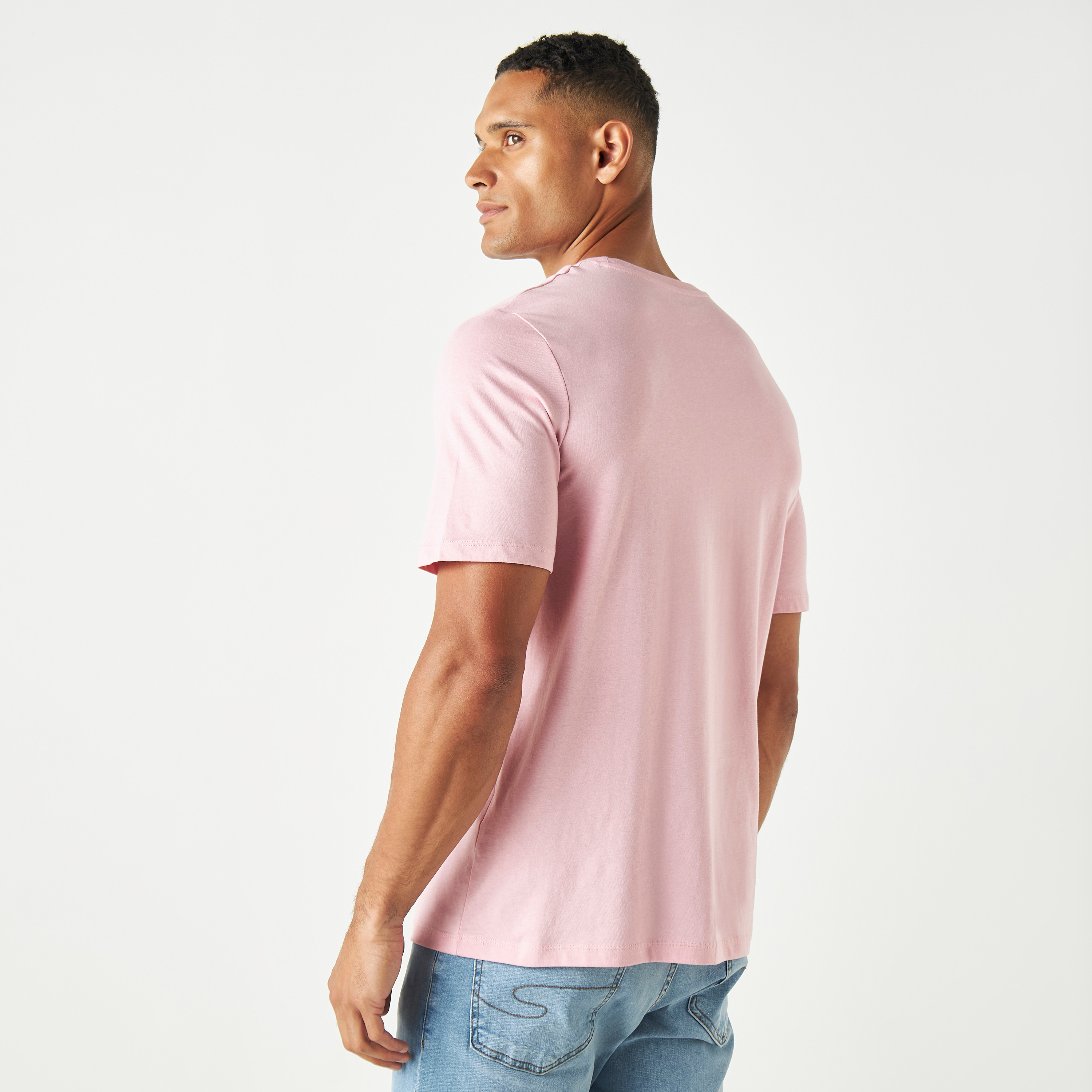 تيشيرت بأكمام قصيرة وياقة دائرية وشعار من جاك آند جونز-men-clothing-tshirtsandpolos-tshirts-image-11