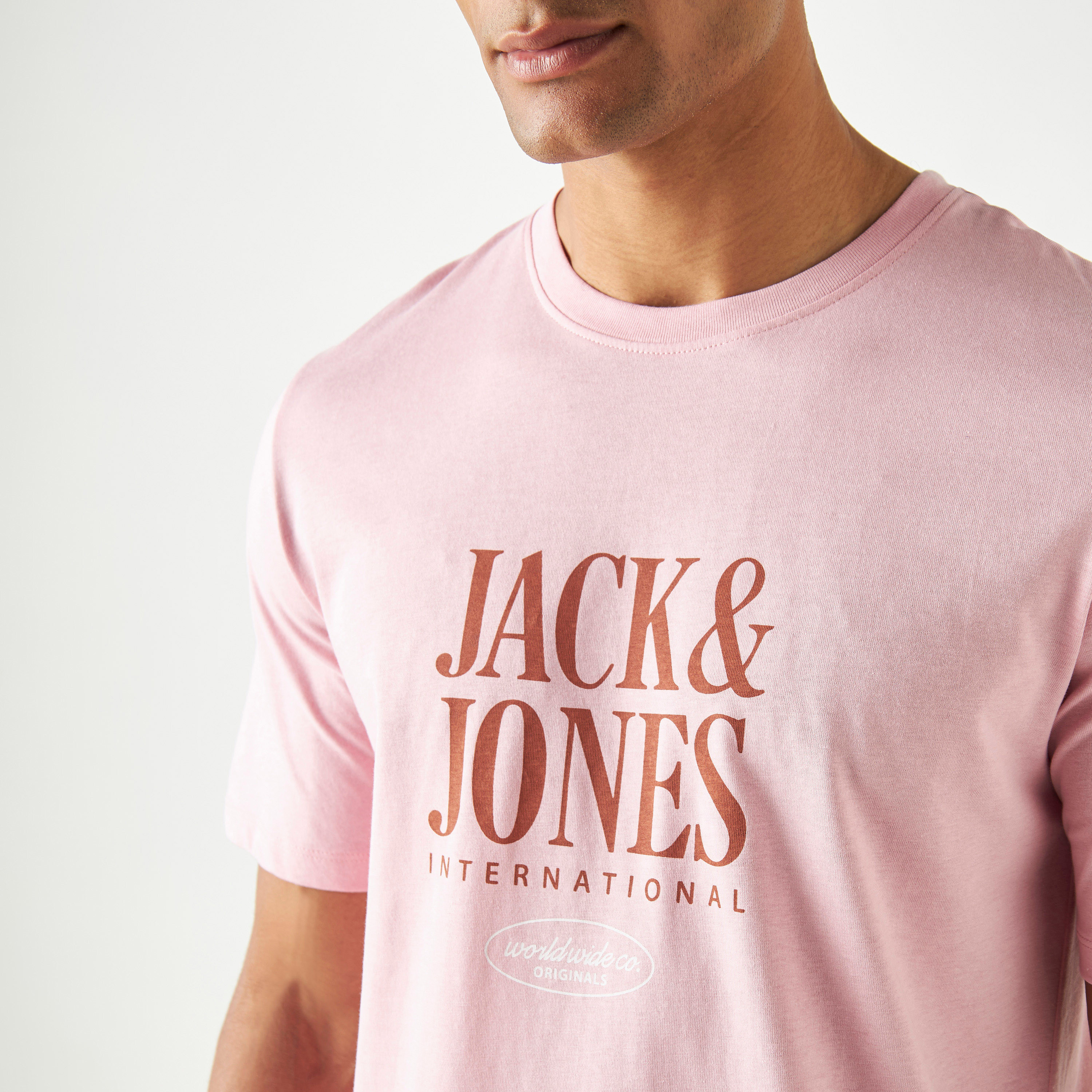 تيشيرت بأكمام قصيرة وياقة دائرية وشعار من جاك آند جونز-men-clothing-tshirtsandpolos-tshirts-image-12