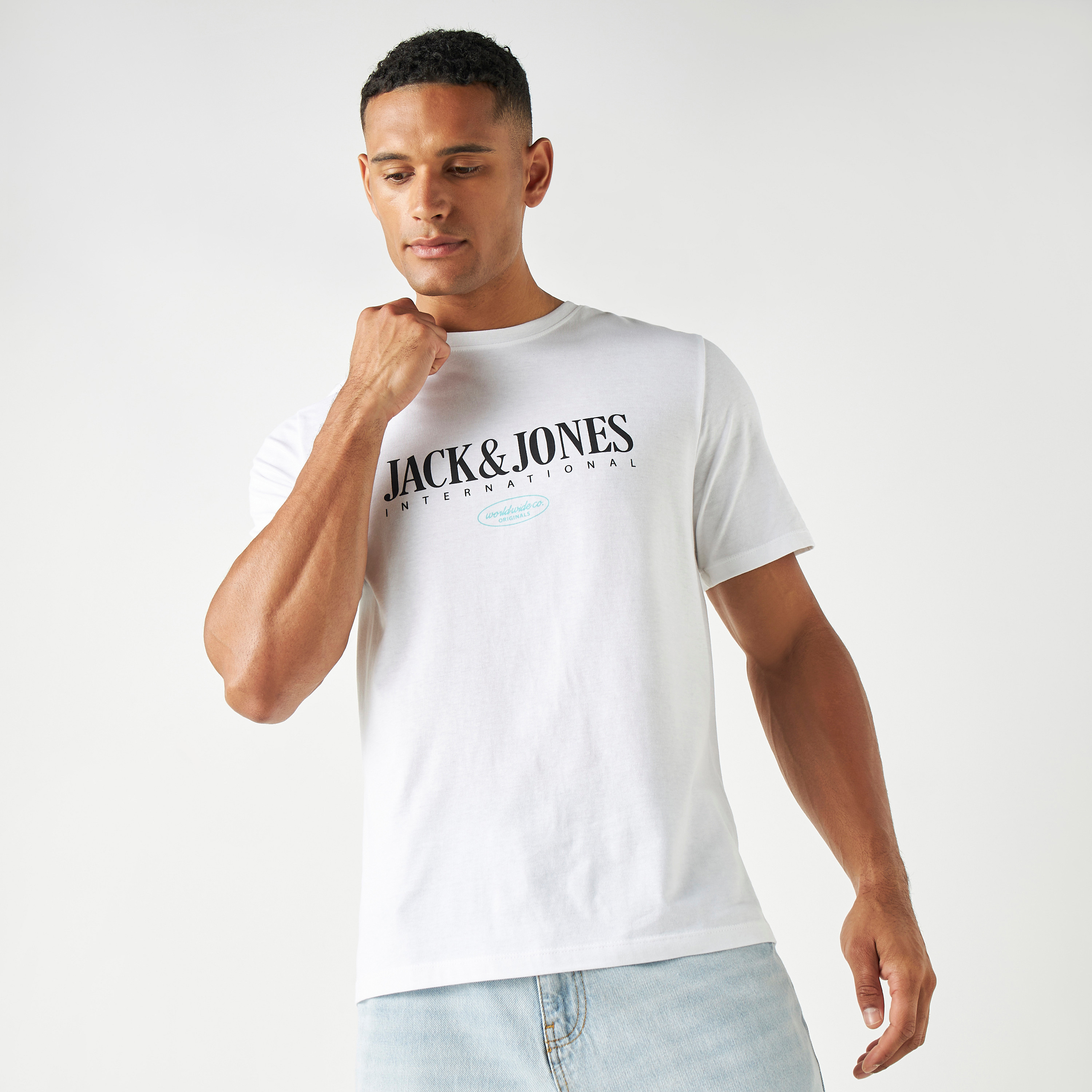 تيشيرت بأكمام قصيرة وياقة دائرية وشعار من جاك آند جونز-men-clothing-tshirtsandpolos-tshirts-image-13