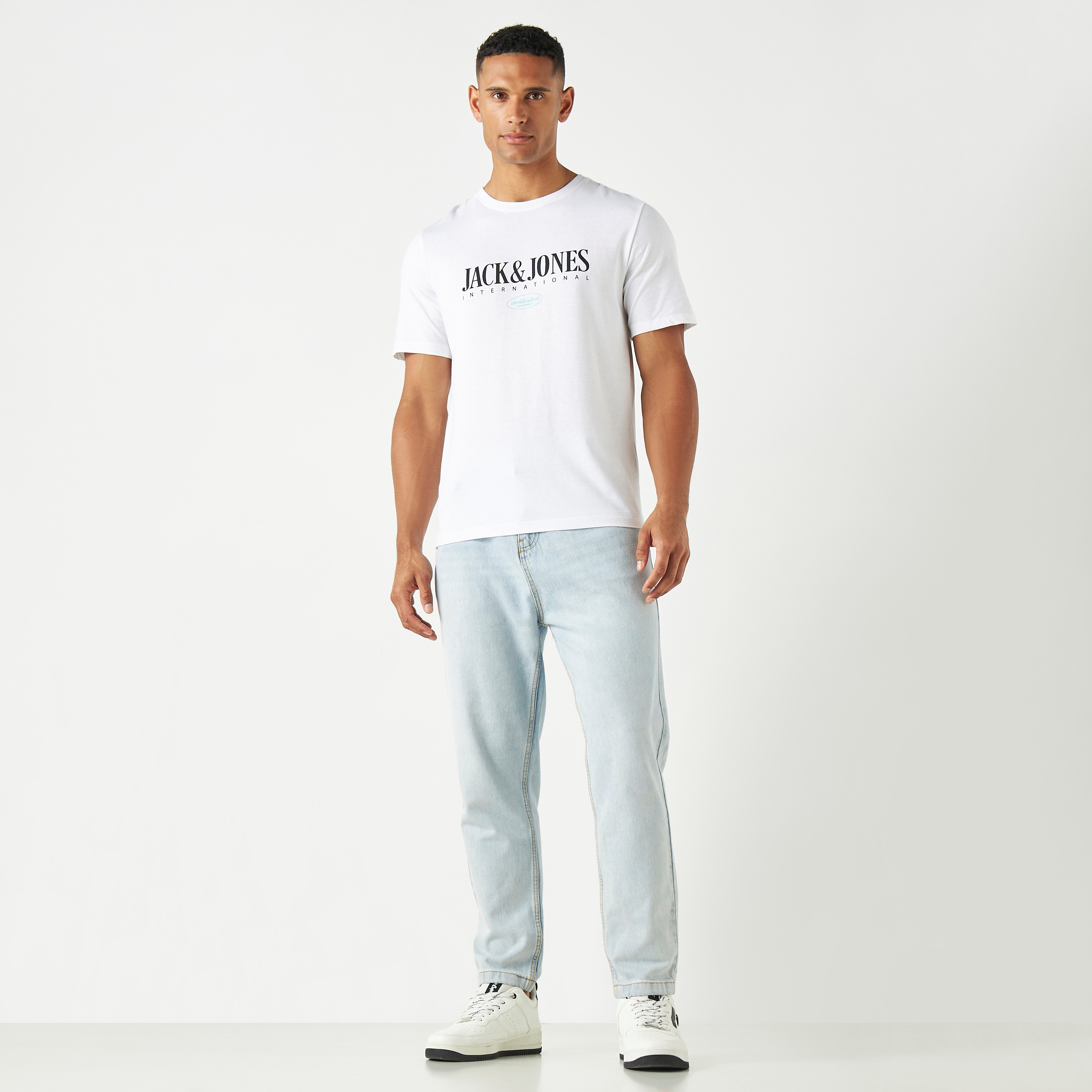 تيشيرت بأكمام قصيرة وياقة دائرية وشعار من جاك آند جونز-men-clothing-tshirtsandpolos-tshirts-image-14