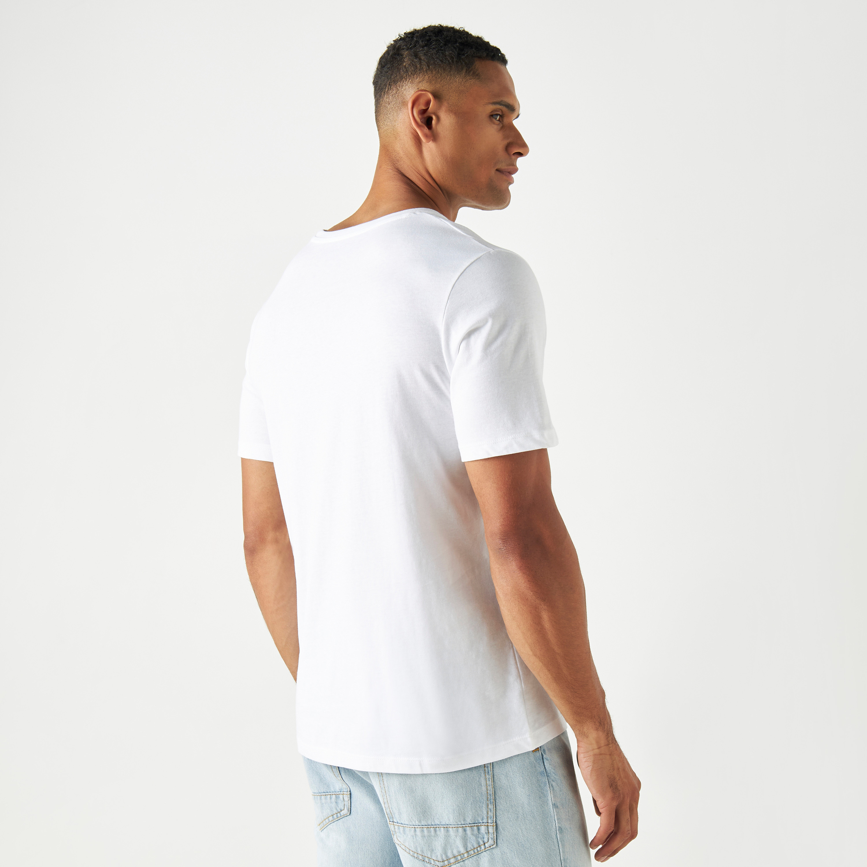 تيشيرت بأكمام قصيرة وياقة دائرية وشعار من جاك آند جونز-men-clothing-tshirtsandpolos-tshirts-image-15