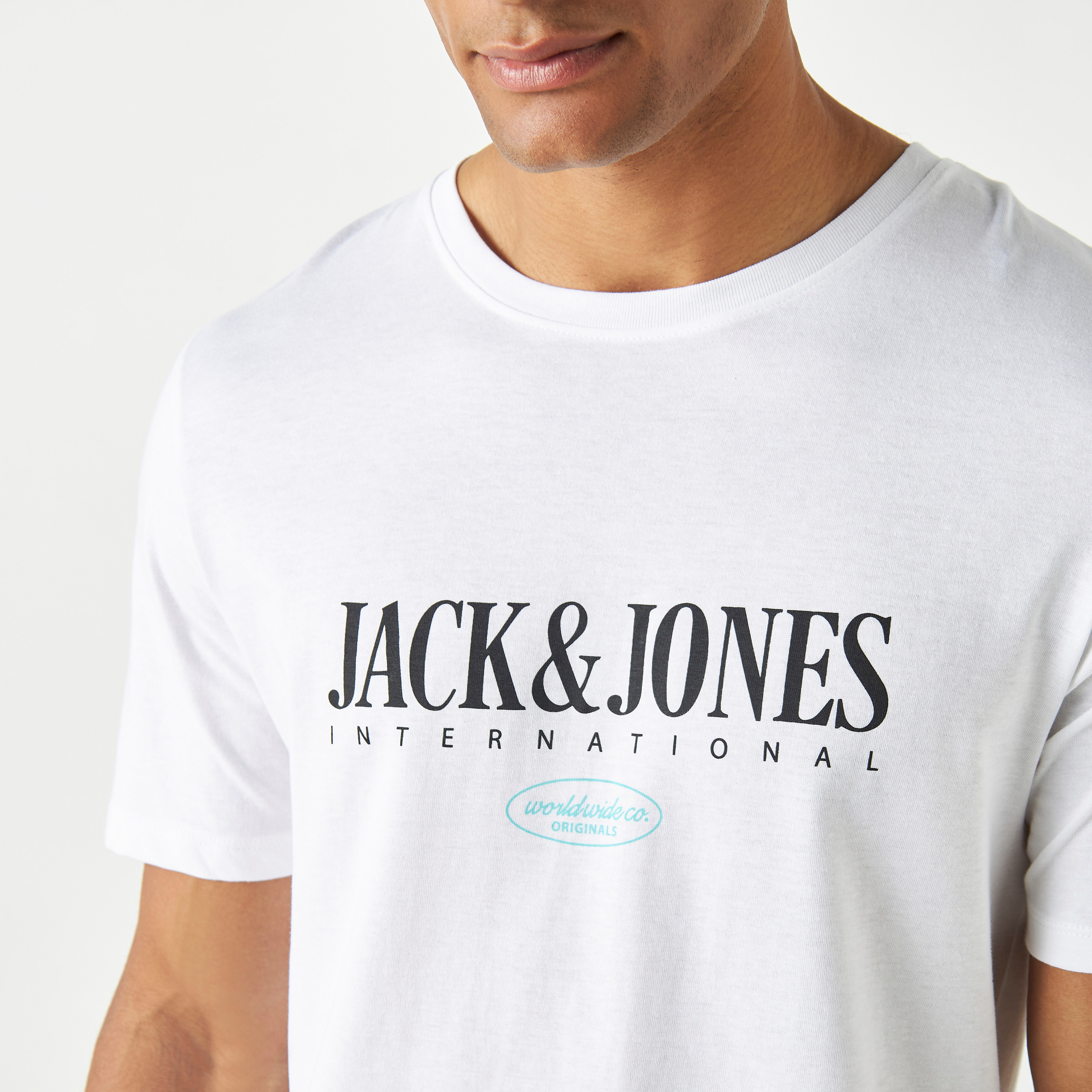 تيشيرت بأكمام قصيرة وياقة دائرية وشعار من جاك آند جونز-men-clothing-tshirtsandpolos-tshirts-image-16