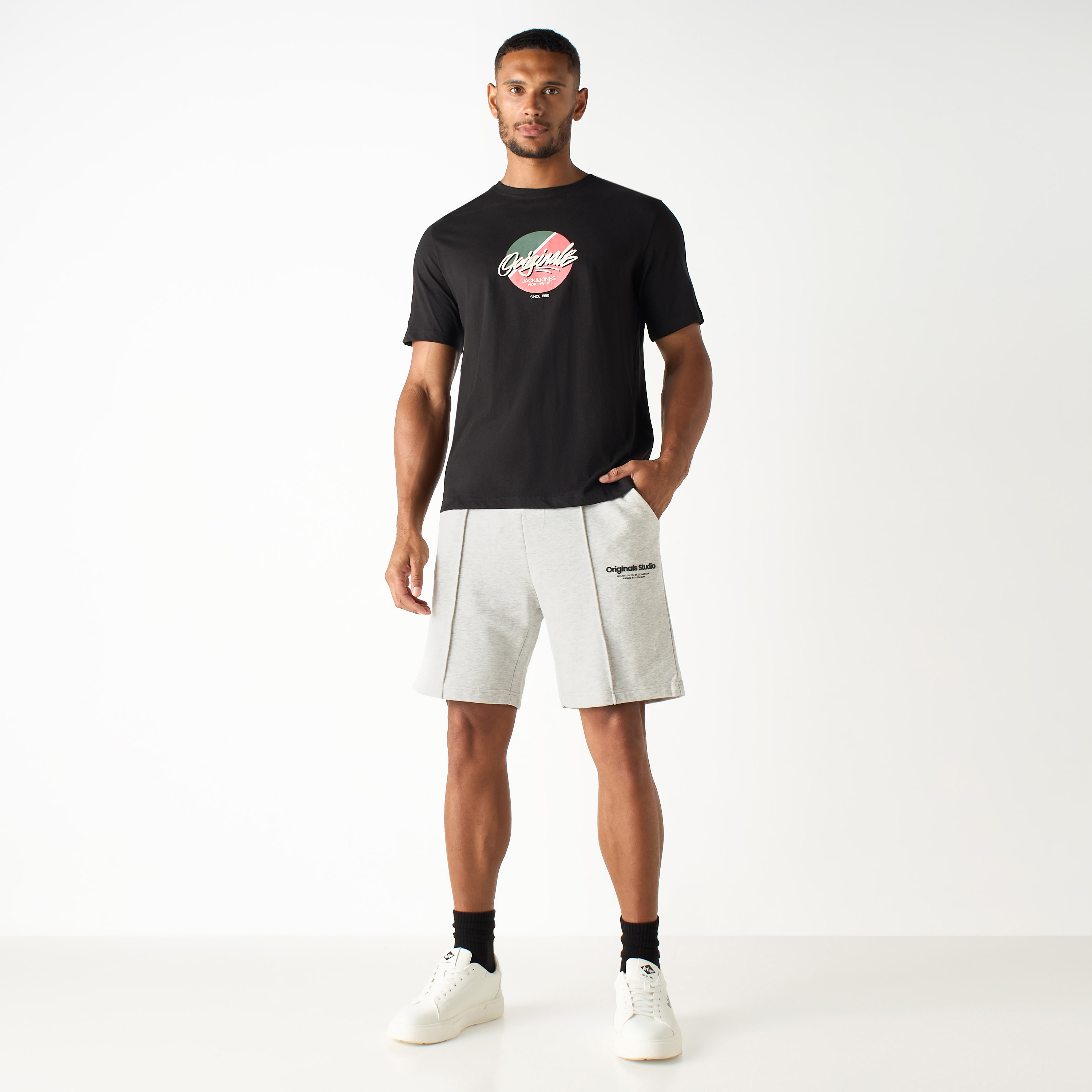 تيشيرت بأكمام قصيرة وياقة دائرية وشعار من جاك آند جونز-men-clothing-tshirtsandpolos-tshirts-image-2