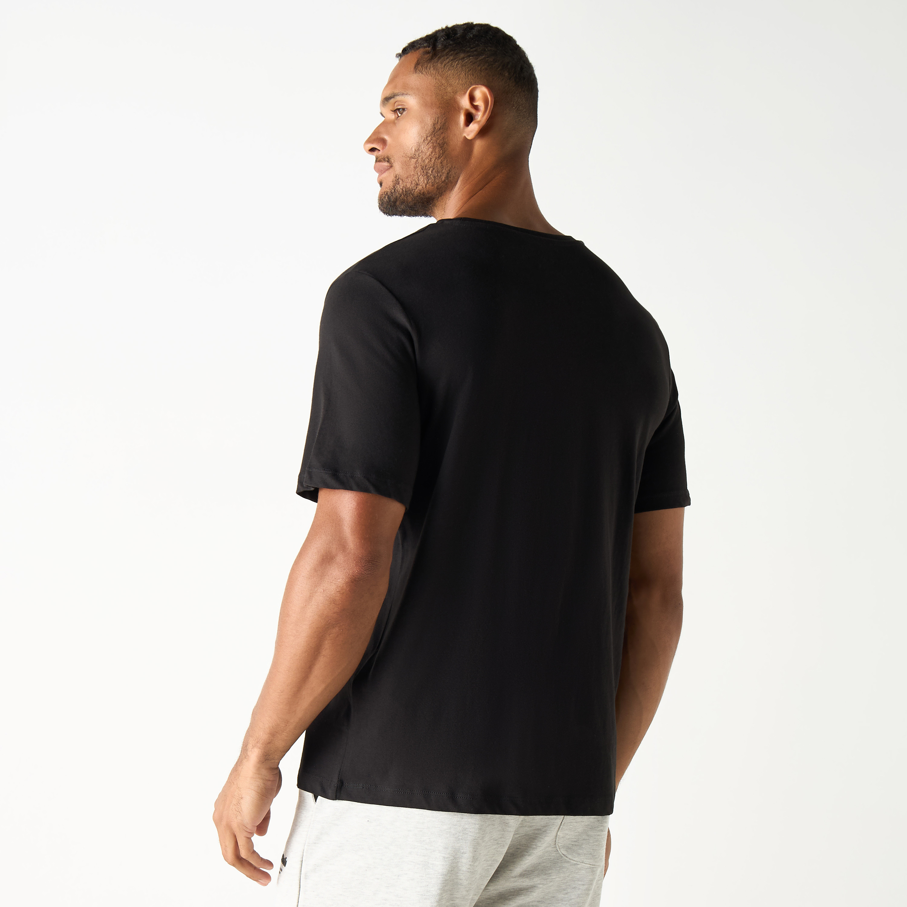 تيشيرت بأكمام قصيرة وياقة دائرية وشعار من جاك آند جونز-men-clothing-tshirtsandpolos-tshirts-image-3