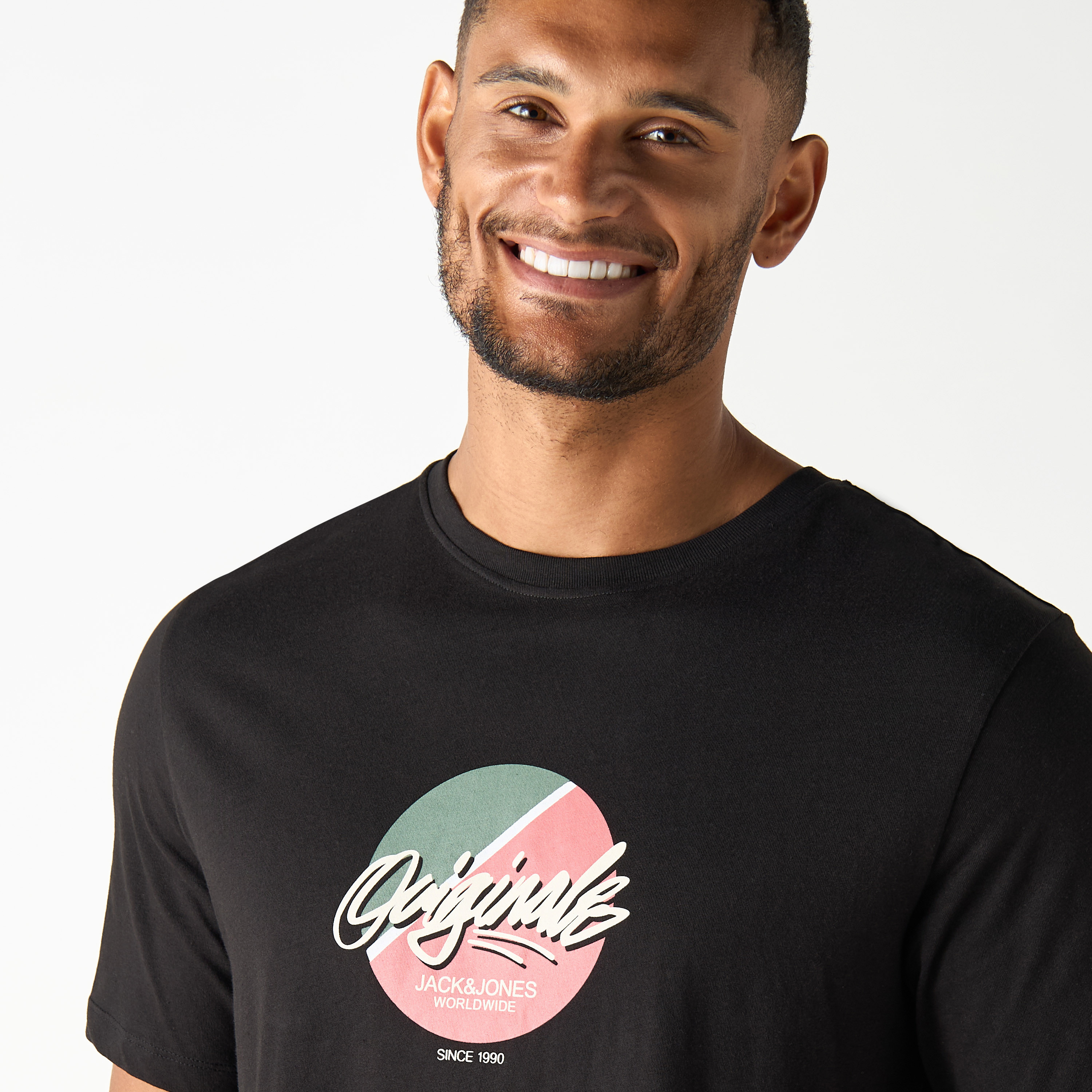 تيشيرت بأكمام قصيرة وياقة دائرية وشعار من جاك آند جونز-men-clothing-tshirtsandpolos-tshirts-image-4