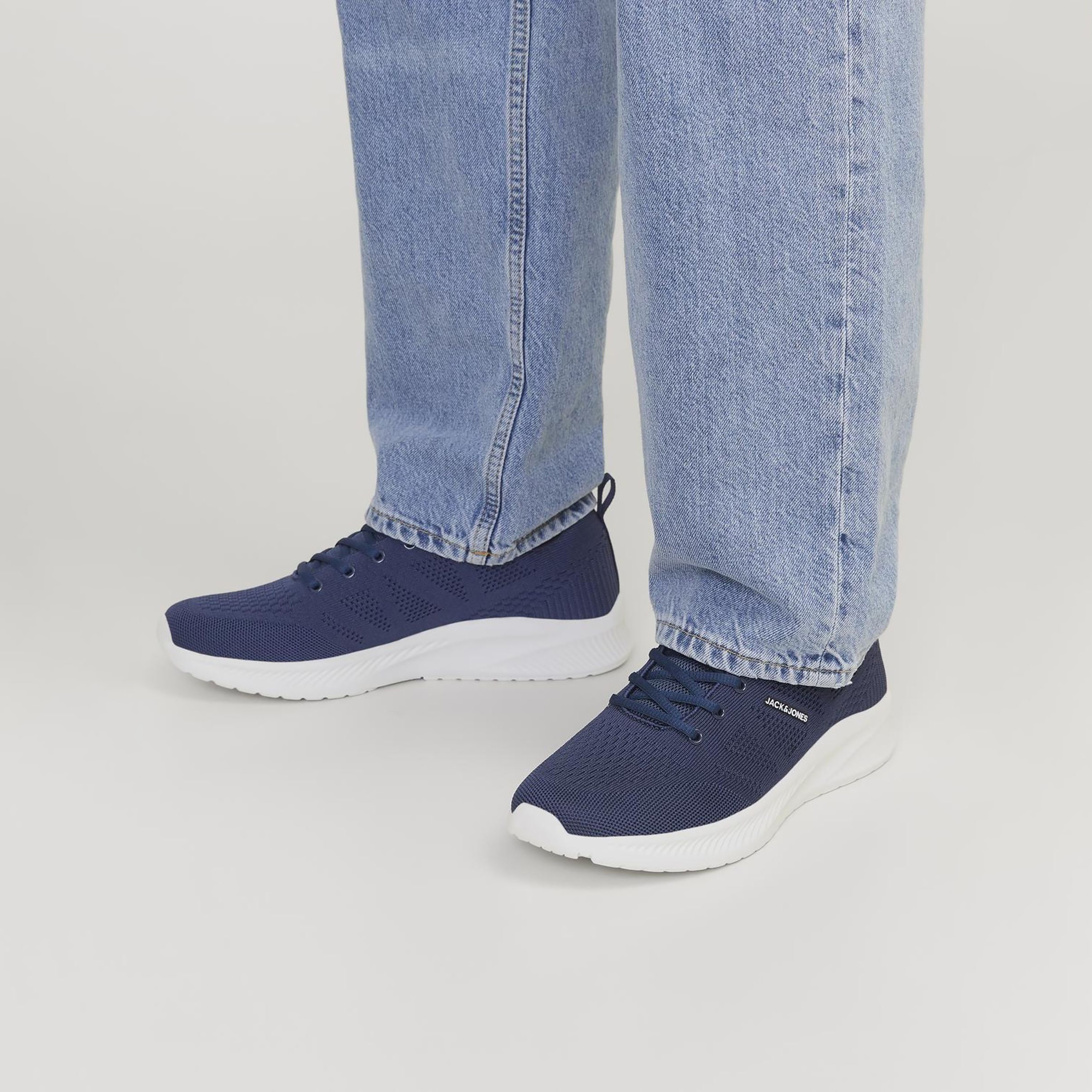 حذاء رياضي رجالي برباط علوي منخفض من جاك آند جونز | 12255906-men-shoes-sneakers-image-6