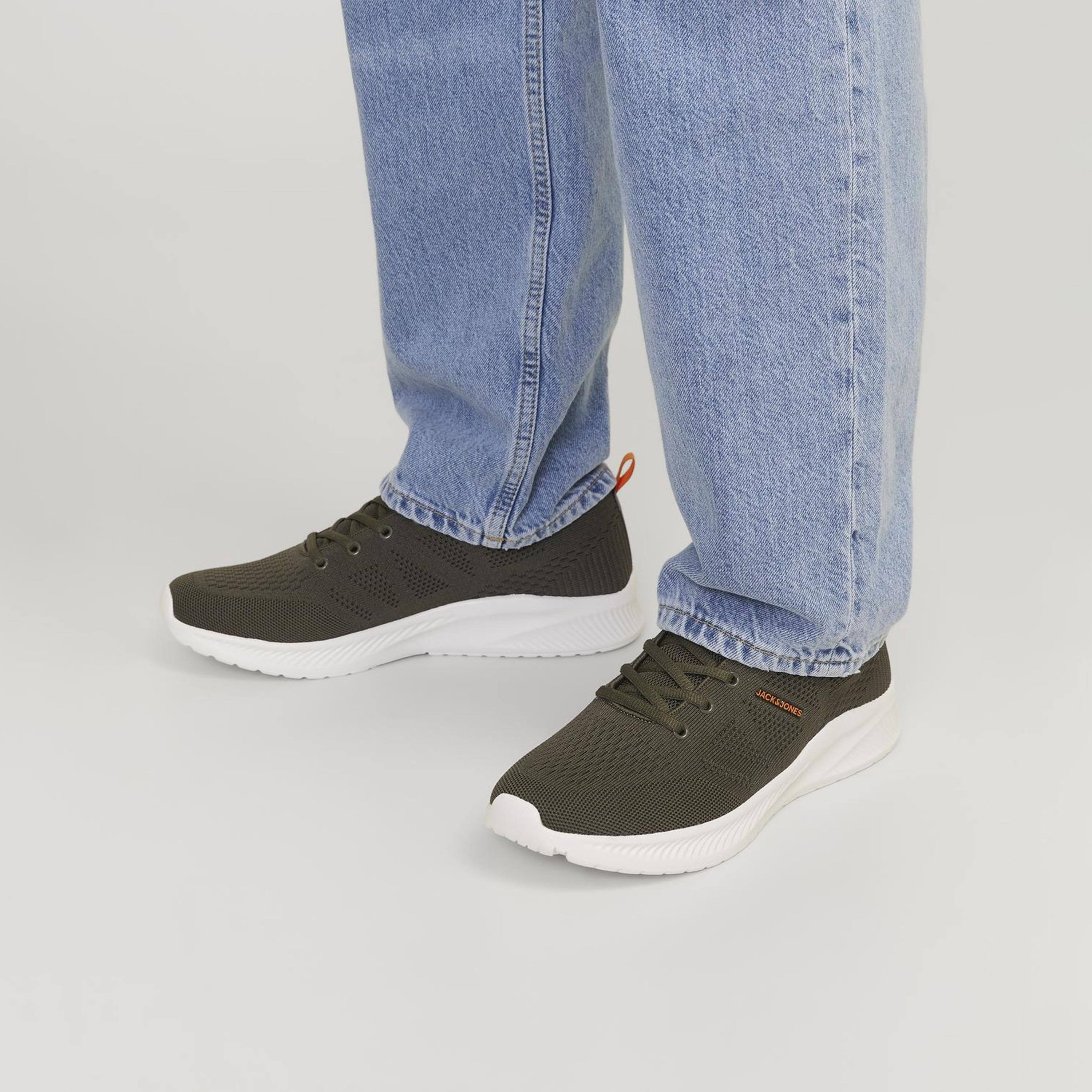 حذاء رياضي رجالي برباط علوي منخفض من جاك آند جونز | 12255906-men-shoes-sneakers-image-12