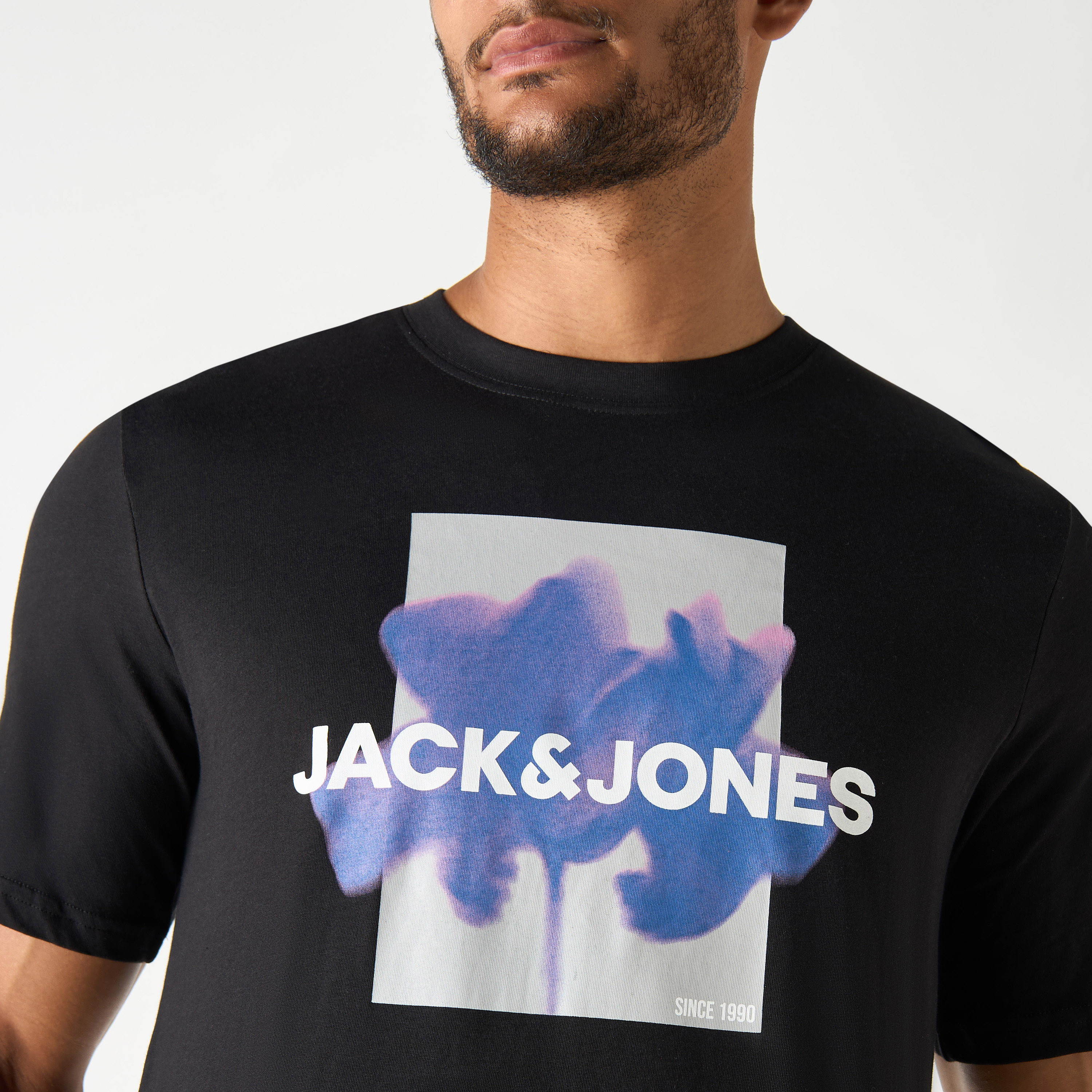 تي شيرت ذو مقاس كبير من جاك آند جونز ذو شعار بأكمام قصيرة و ياقة مستديرة-men-clothing-tshirtsandpolos-tshirts-image-2