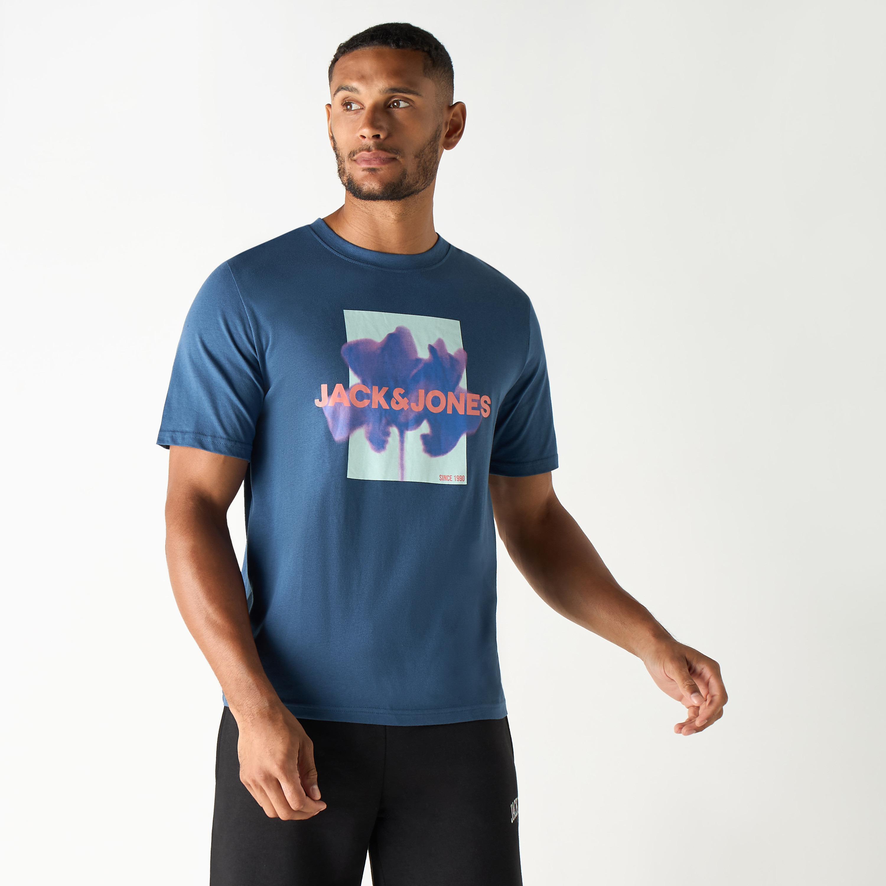 تي شيرت ذو مقاس كبير من جاك آند جونز ذو شعار بأكمام قصيرة و ياقة مستديرة-men-clothing-tshirtsandpolos-tshirts-image-9