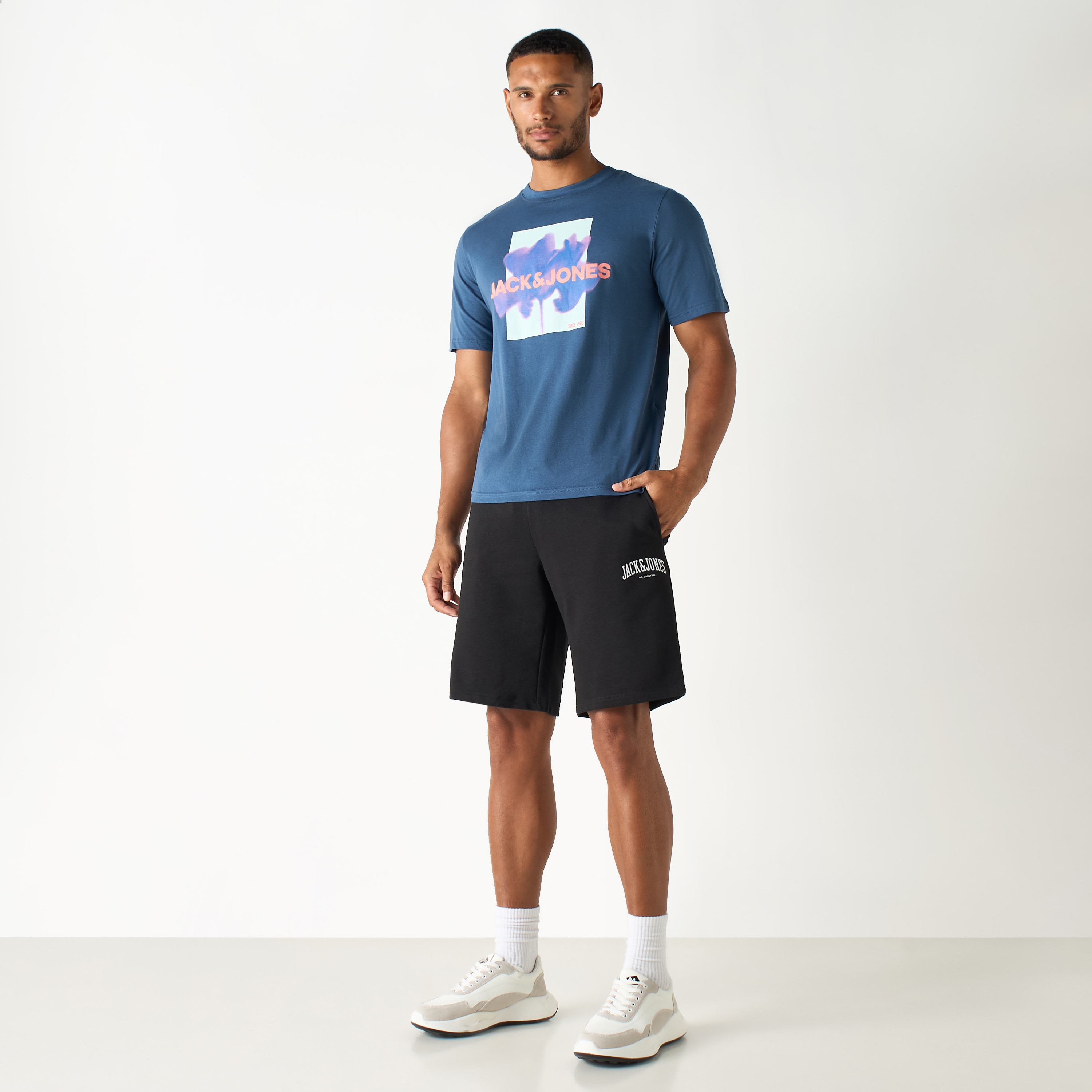 تي شيرت ذو مقاس كبير من جاك آند جونز ذو شعار بأكمام قصيرة و ياقة مستديرة-men-clothing-tshirtsandpolos-tshirts-image-10
