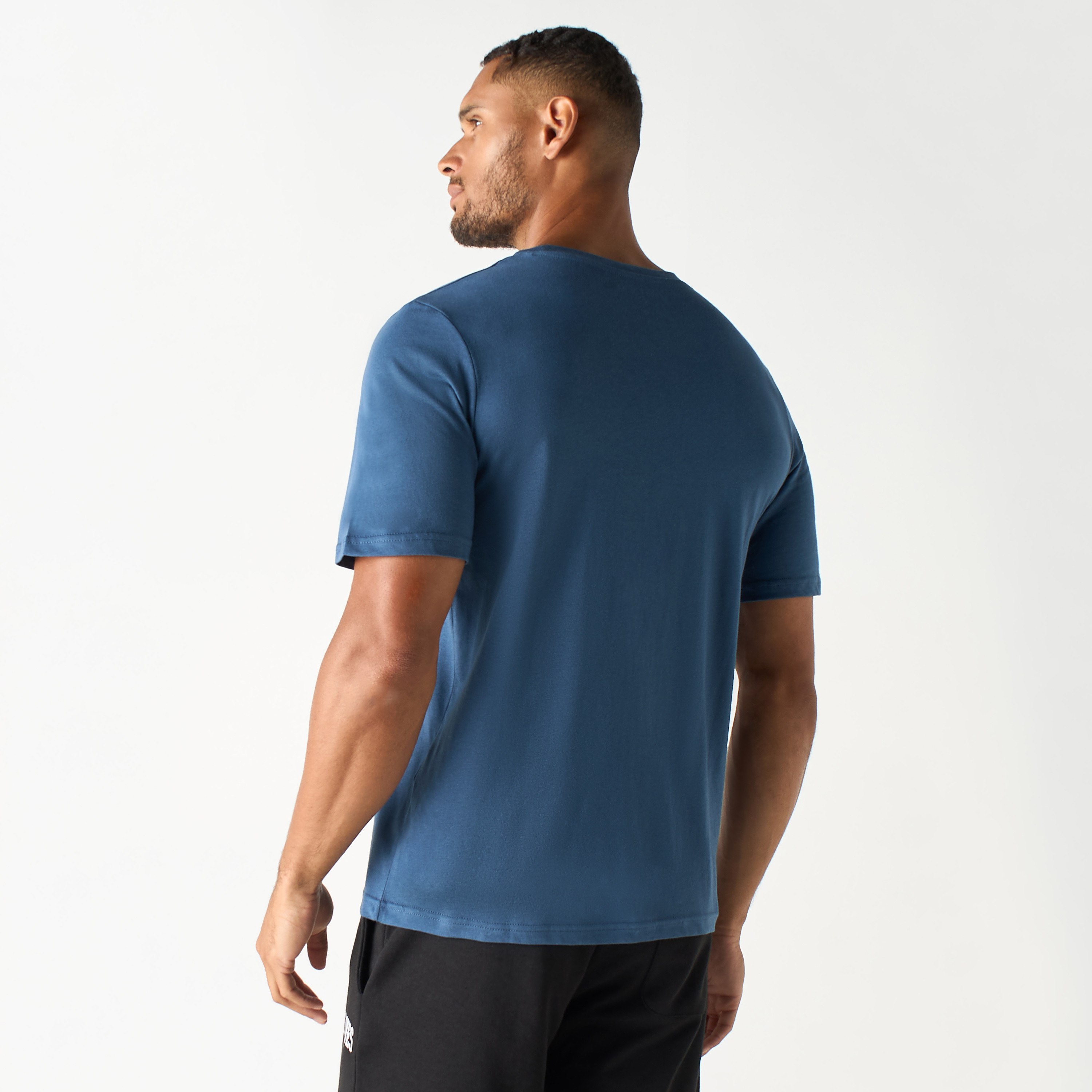 تي شيرت ذو مقاس كبير من جاك آند جونز ذو شعار بأكمام قصيرة و ياقة مستديرة-men-clothing-tshirtsandpolos-tshirts-image-11
