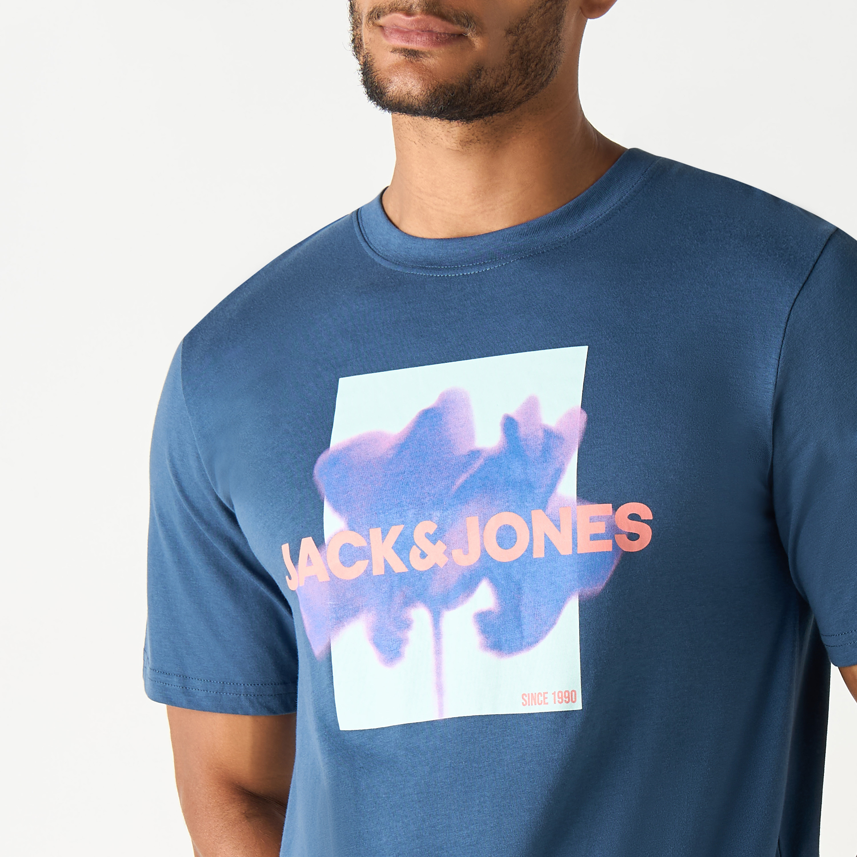 تي شيرت ذو مقاس كبير من جاك آند جونز ذو شعار بأكمام قصيرة و ياقة مستديرة-men-clothing-tshirtsandpolos-tshirts-image-12