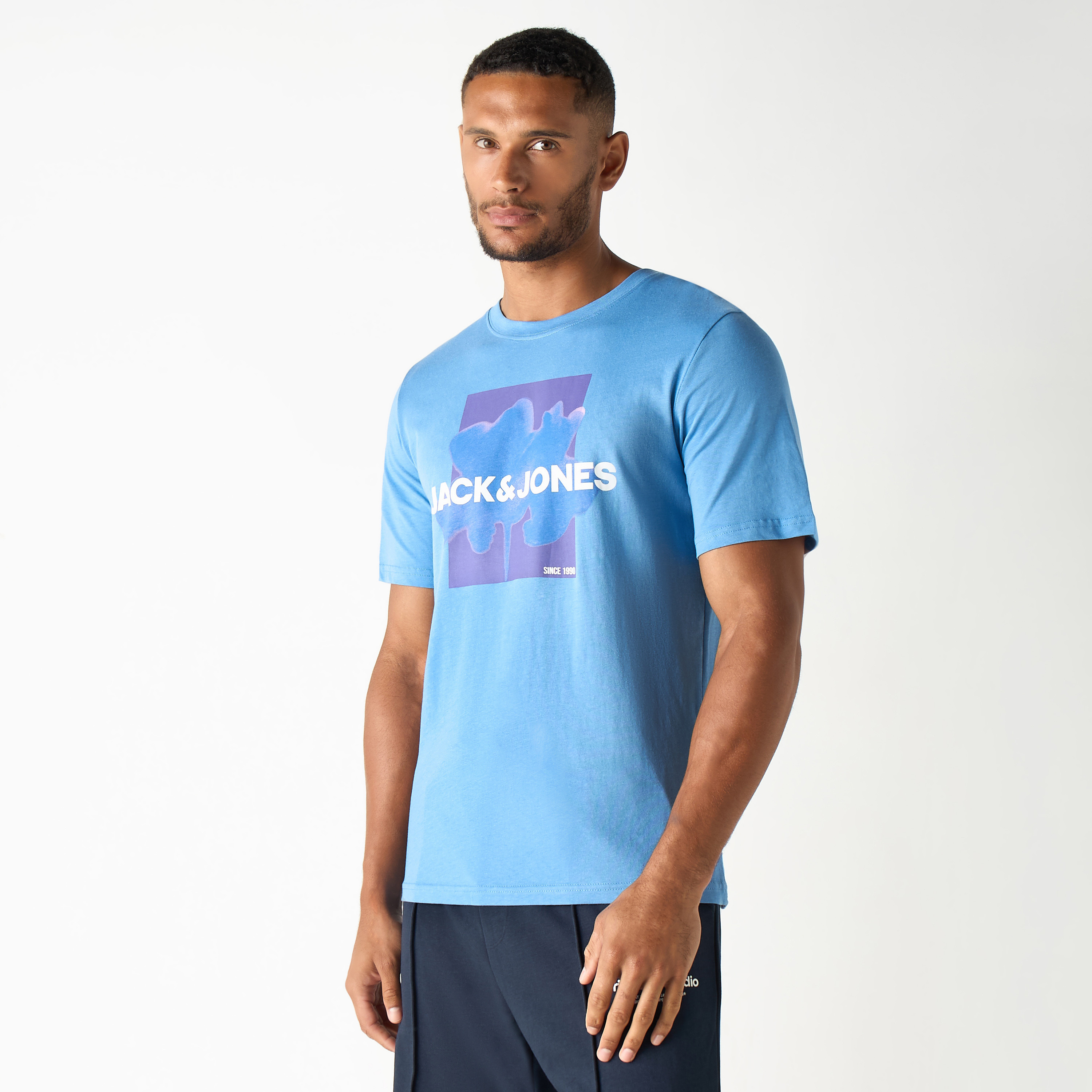 تي شيرت ذو مقاس كبير من جاك آند جونز ذو شعار بأكمام قصيرة و ياقة مستديرة-men-clothing-tshirtsandpolos-tshirts-image-5