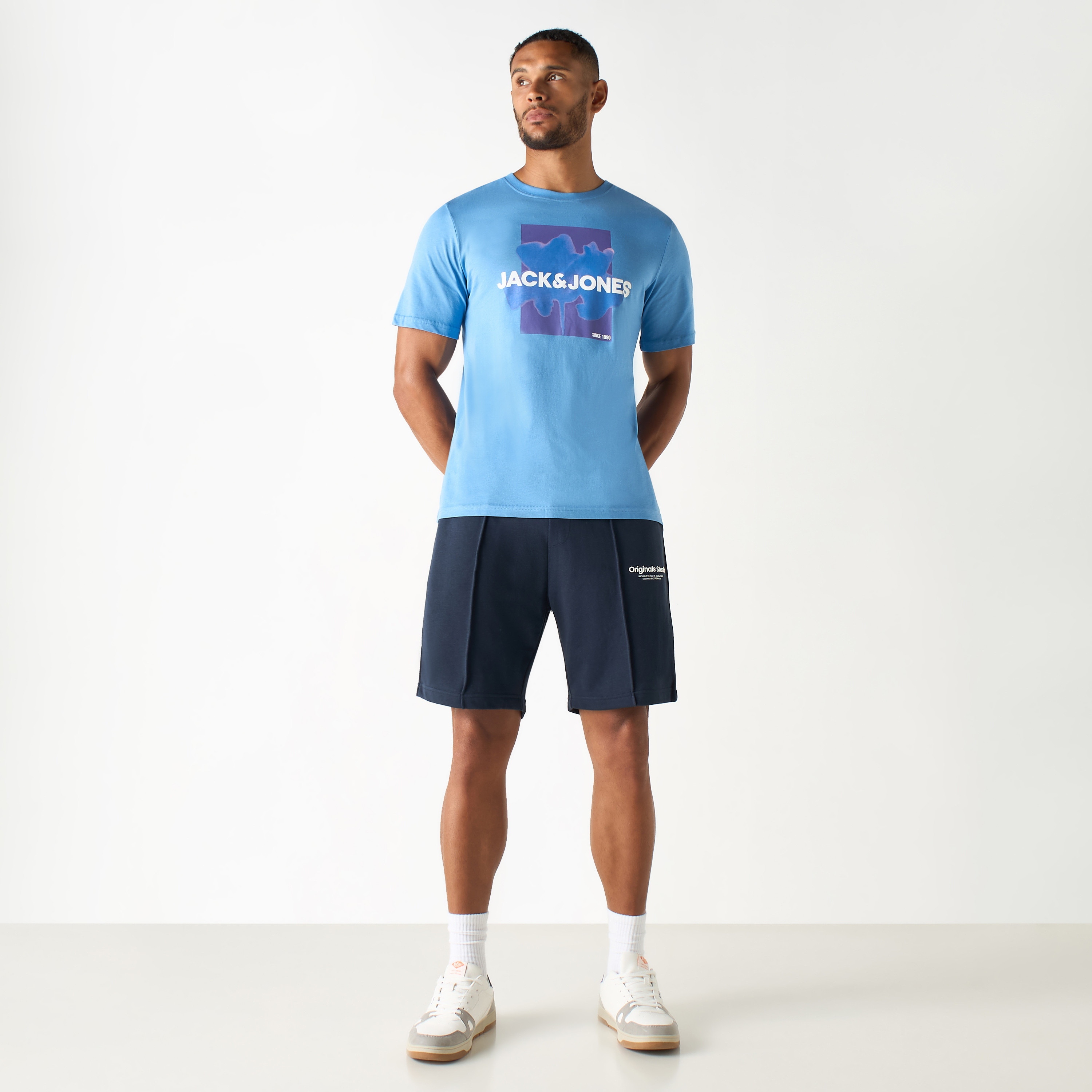 تي شيرت ذو مقاس كبير من جاك آند جونز ذو شعار بأكمام قصيرة و ياقة مستديرة-men-clothing-tshirtsandpolos-tshirts-image-6