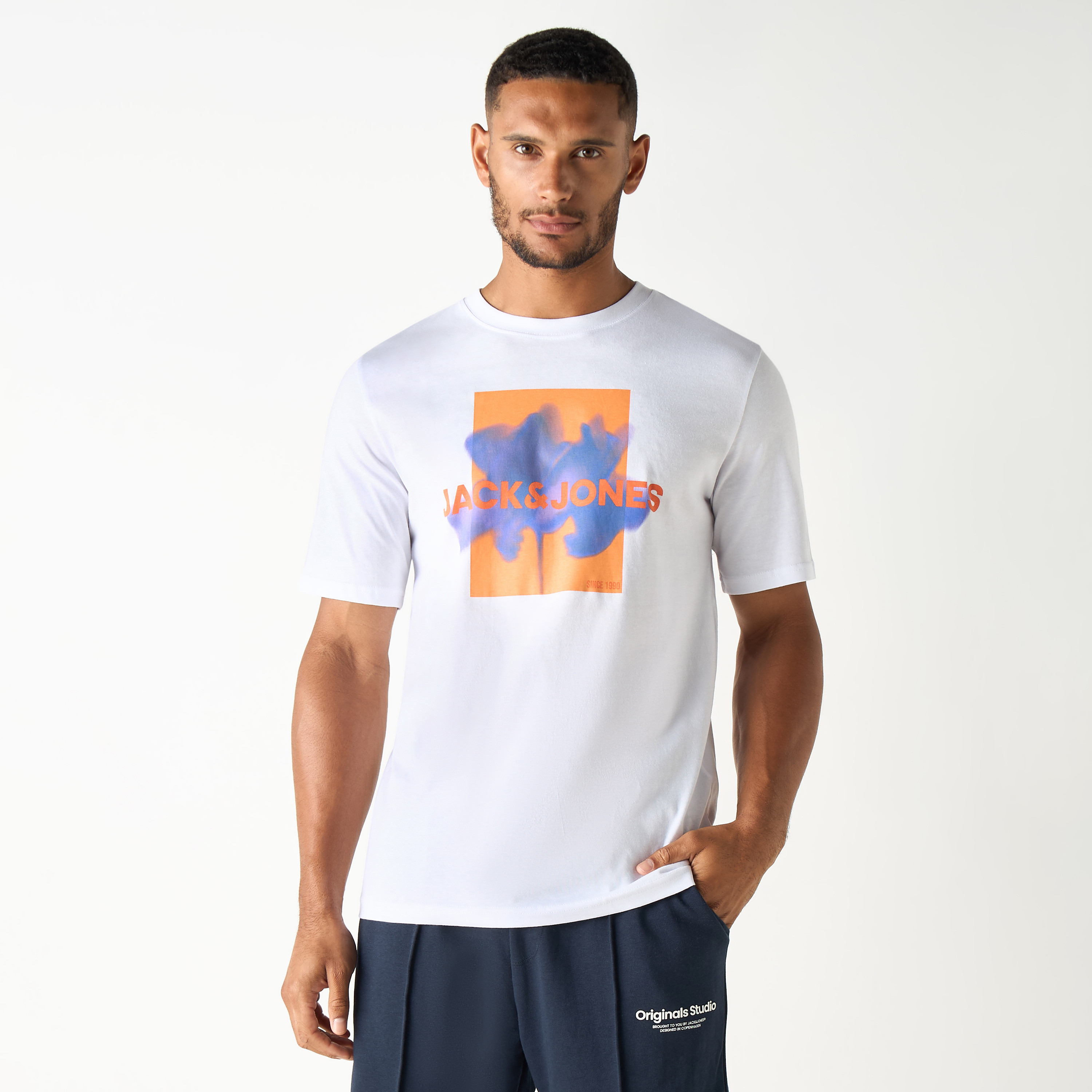 تي شيرت ذو مقاس كبير من جاك آند جونز ذو شعار بأكمام قصيرة و ياقة مستديرة-men-clothing-tshirtsandpolos-tshirts-image-13