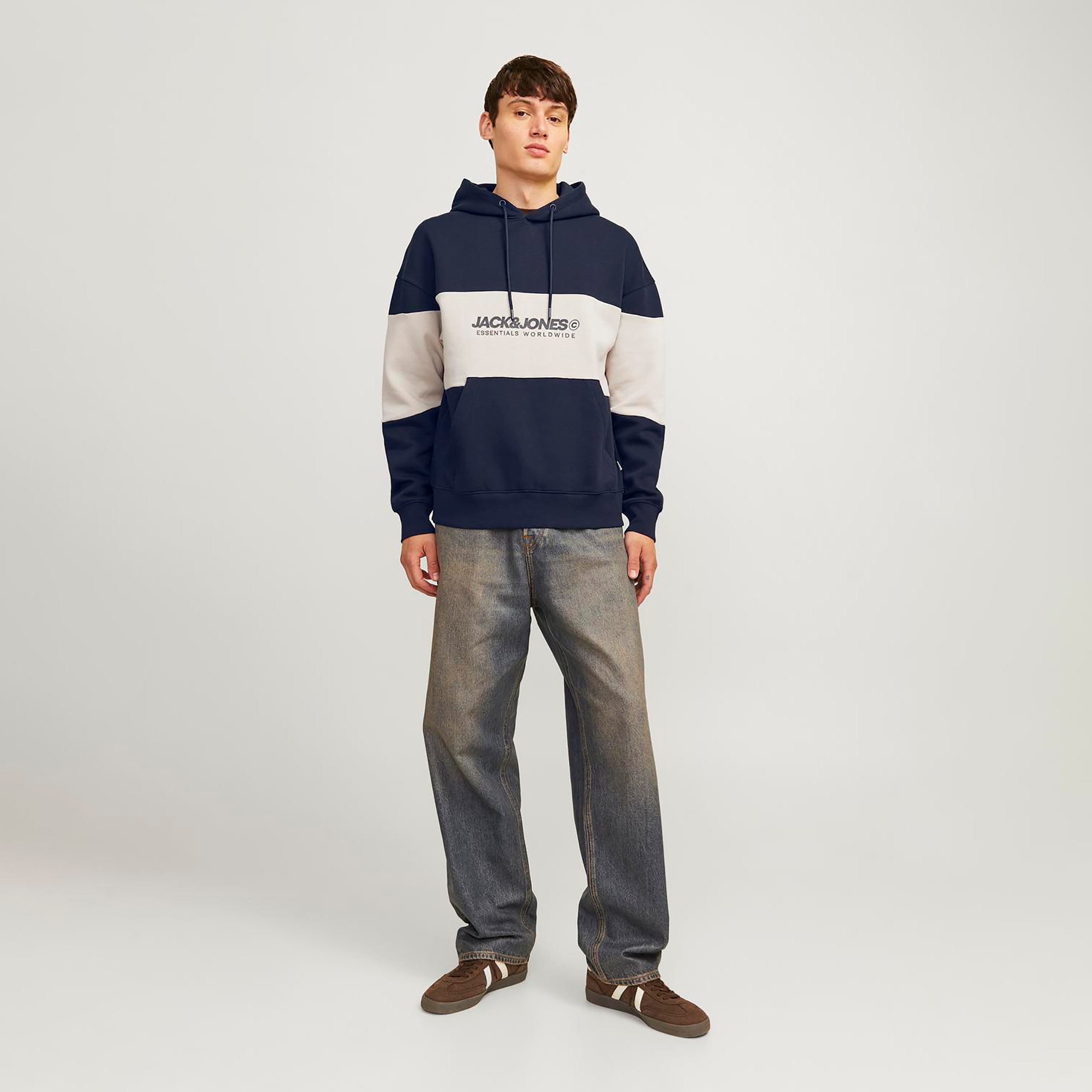 هودي جاك & جونز بأكمام طويلة للرجال بألوان جاك & جونز-men-winterwear-hoodiesandsweatshirts-image-2