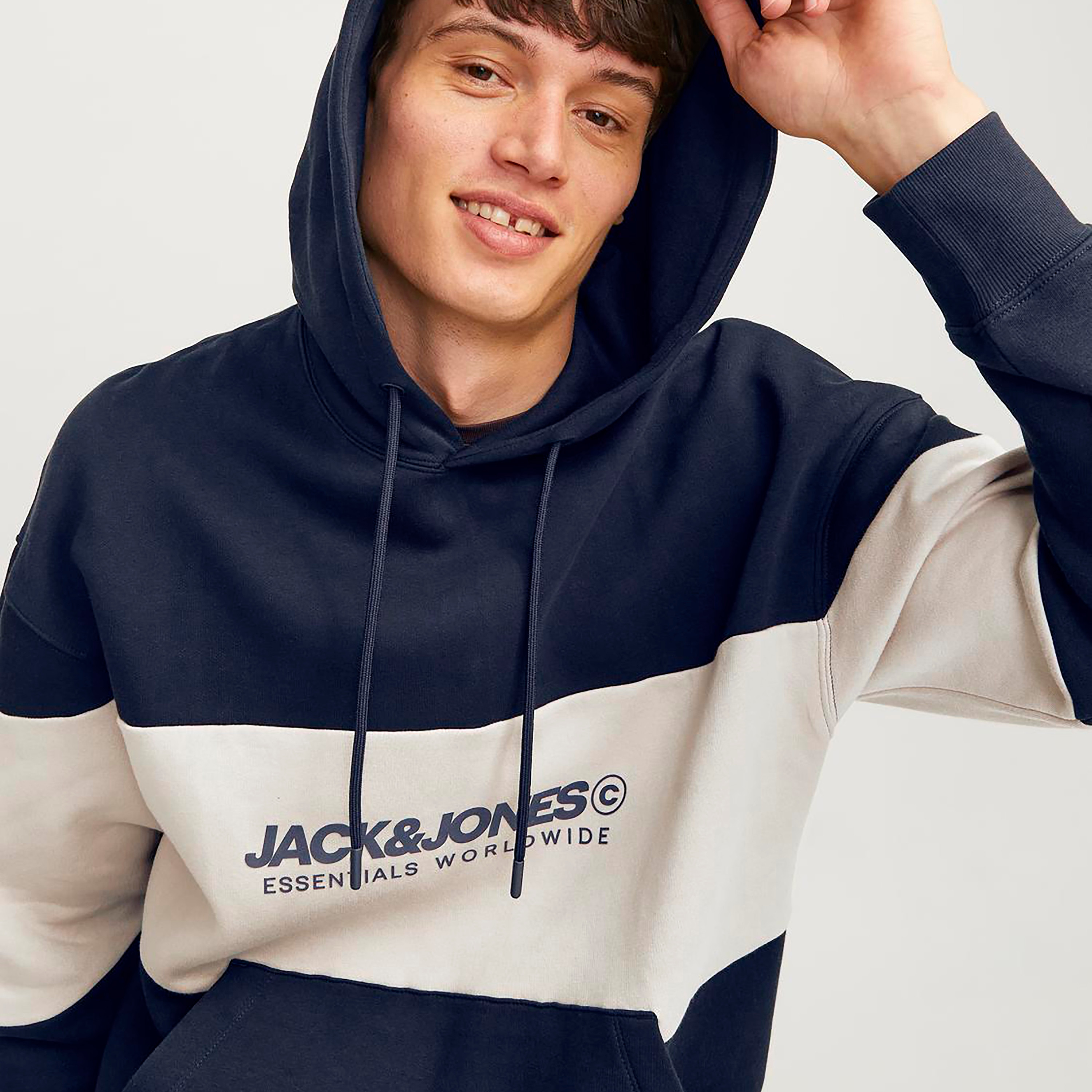 هودي جاك & جونز بأكمام طويلة للرجال بألوان جاك & جونز-men-winterwear-hoodiesandsweatshirts-image-3