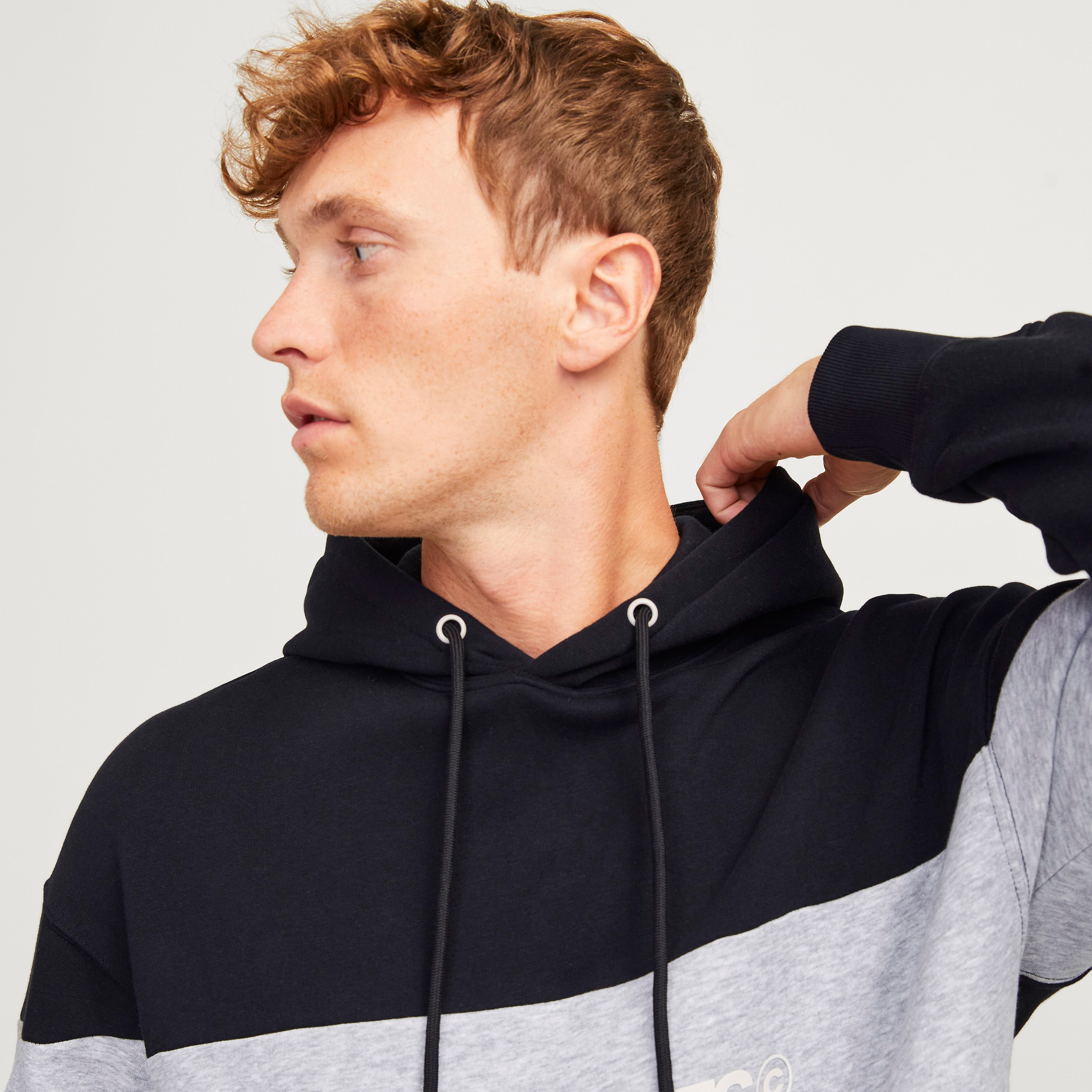 هودي جاك & جونز بأكمام طويلة للرجال بألوان جاك & جونز-men-winterwear-hoodiesandsweatshirts-image-11