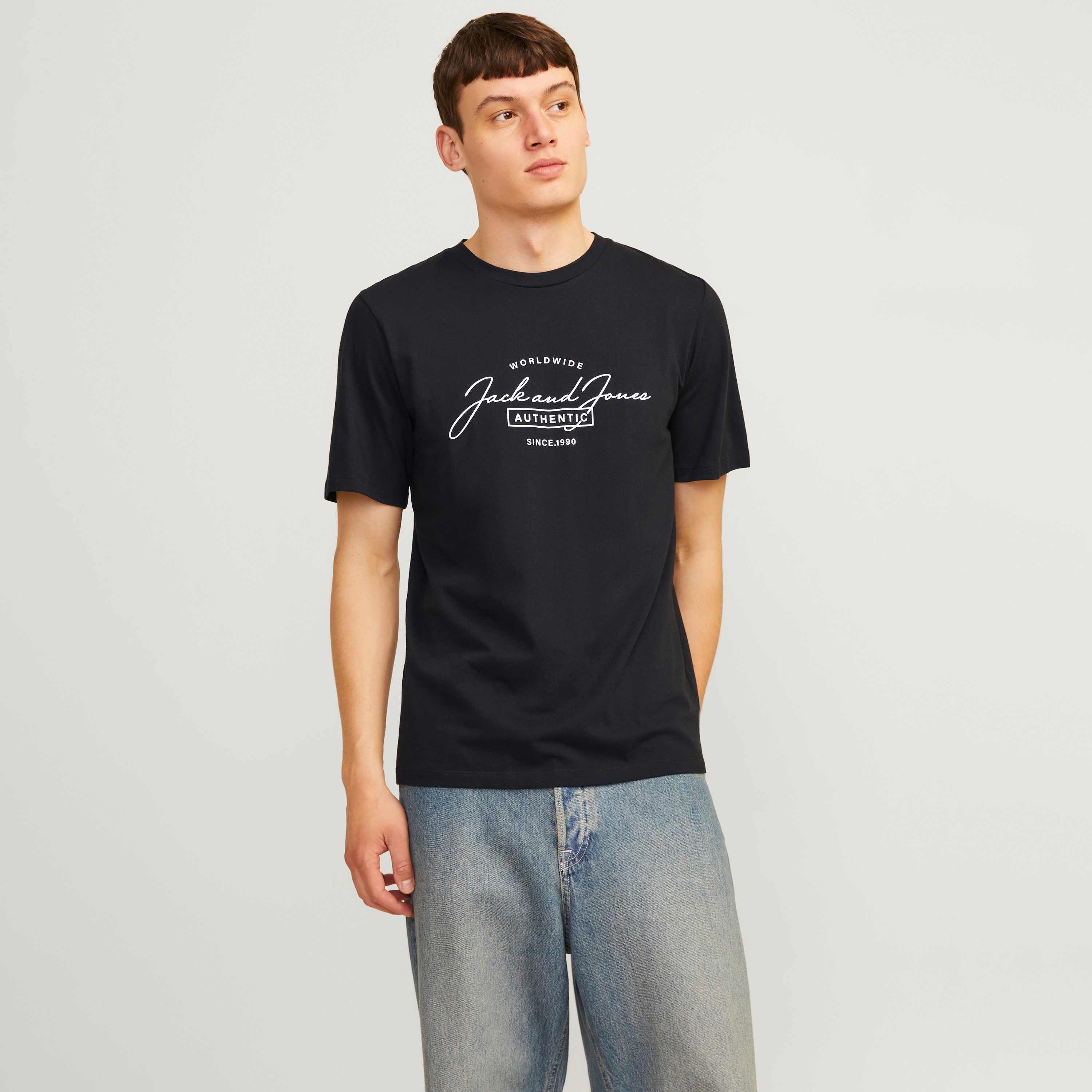 تيشيرت بأكمام قصيرة وياقة دائرية وشعار  من جاك آند جونز-men-clothing-tshirtsandpolos-tshirts-image-1