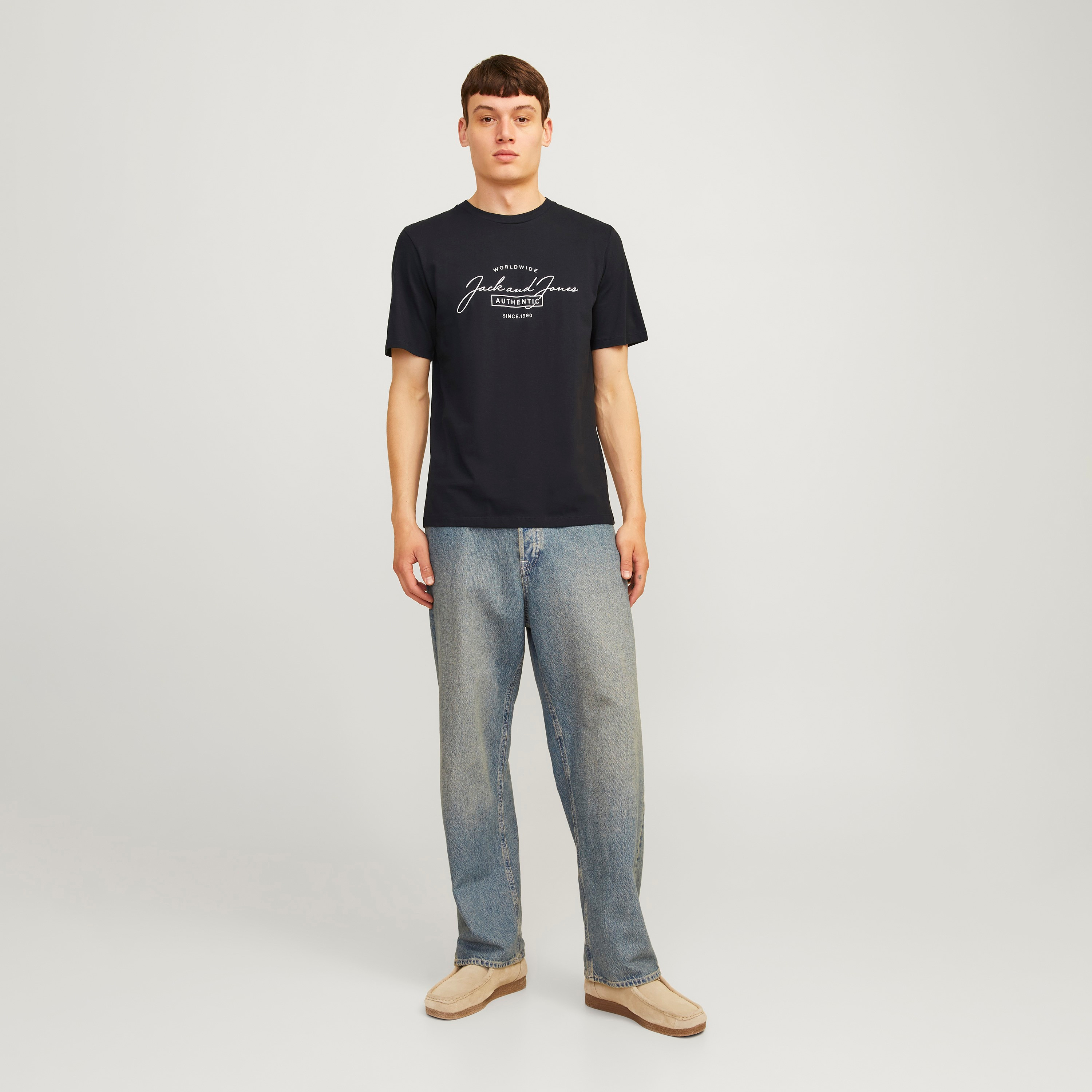 تيشيرت بأكمام قصيرة وياقة دائرية وشعار  من جاك آند جونز-men-clothing-tshirtsandpolos-tshirts-image-2