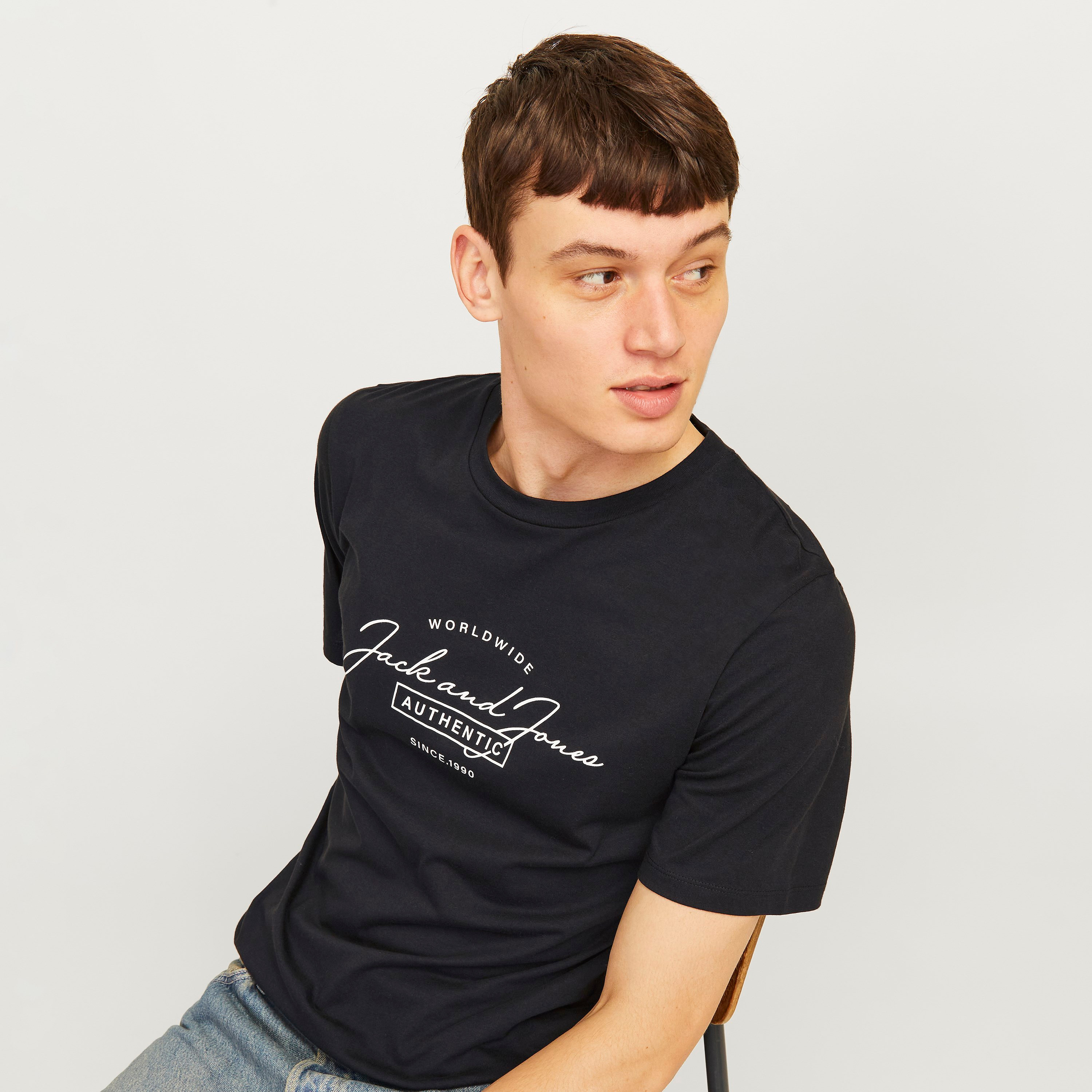 تيشيرت بأكمام قصيرة وياقة دائرية وشعار  من جاك آند جونز-men-clothing-tshirtsandpolos-tshirts-image-3