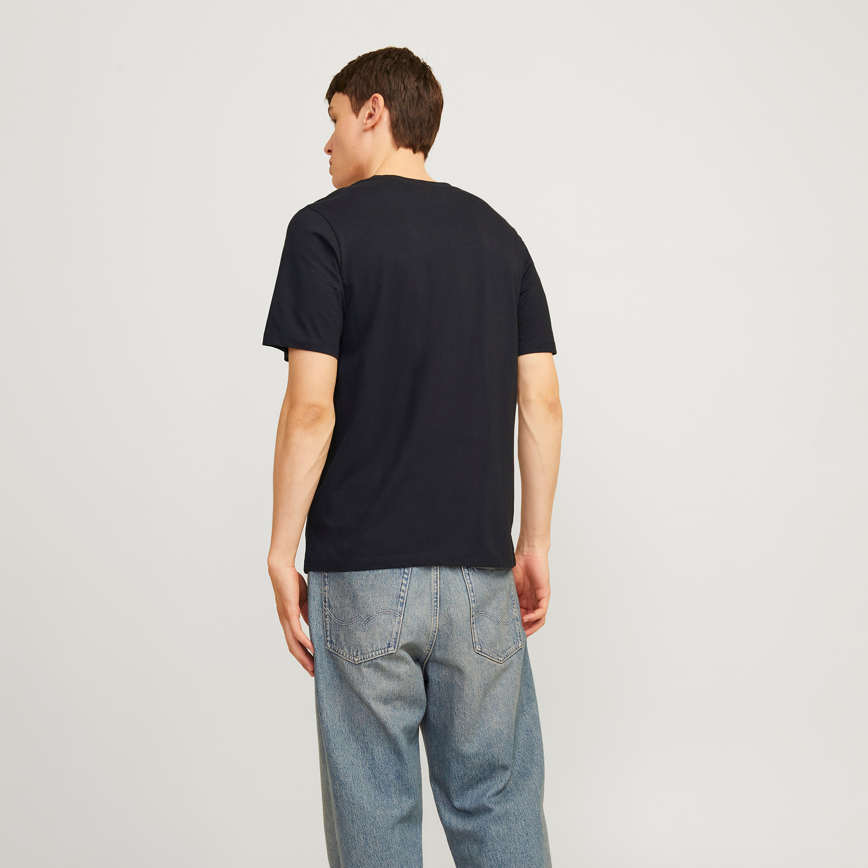 تيشيرت بأكمام قصيرة وياقة دائرية وشعار  من جاك آند جونز-men-clothing-tshirtsandpolos-tshirts-image-4