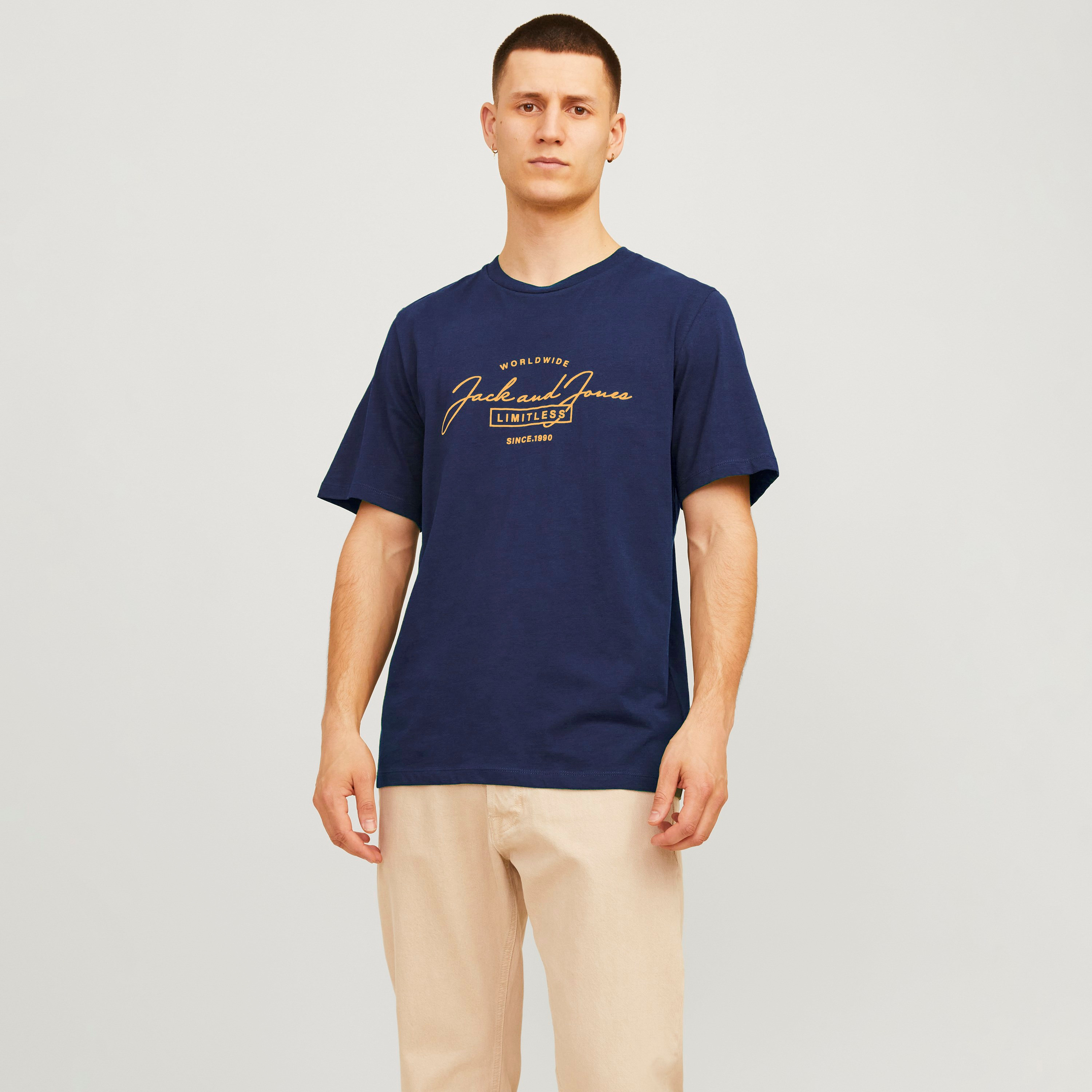تيشيرت بأكمام قصيرة وياقة دائرية وشعار  من جاك آند جونز-men-clothing-tshirtsandpolos-tshirts-image-5