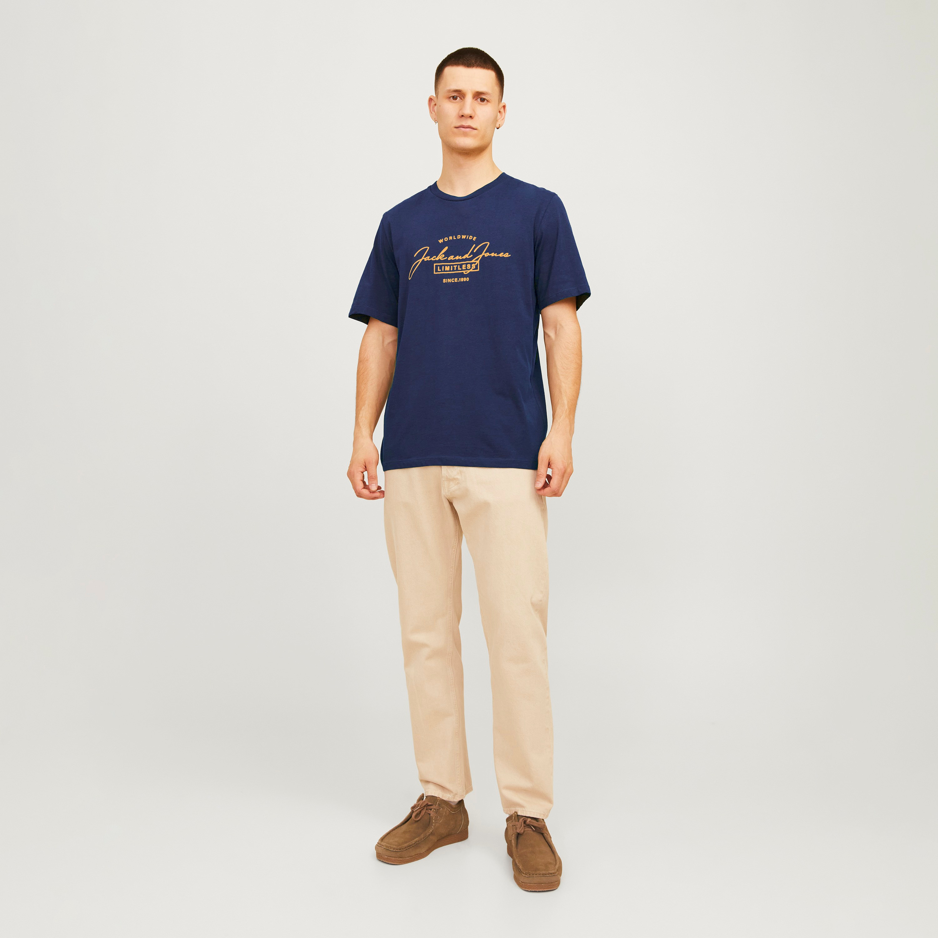 تيشيرت بأكمام قصيرة وياقة دائرية وشعار  من جاك آند جونز-men-clothing-tshirtsandpolos-tshirts-image-6