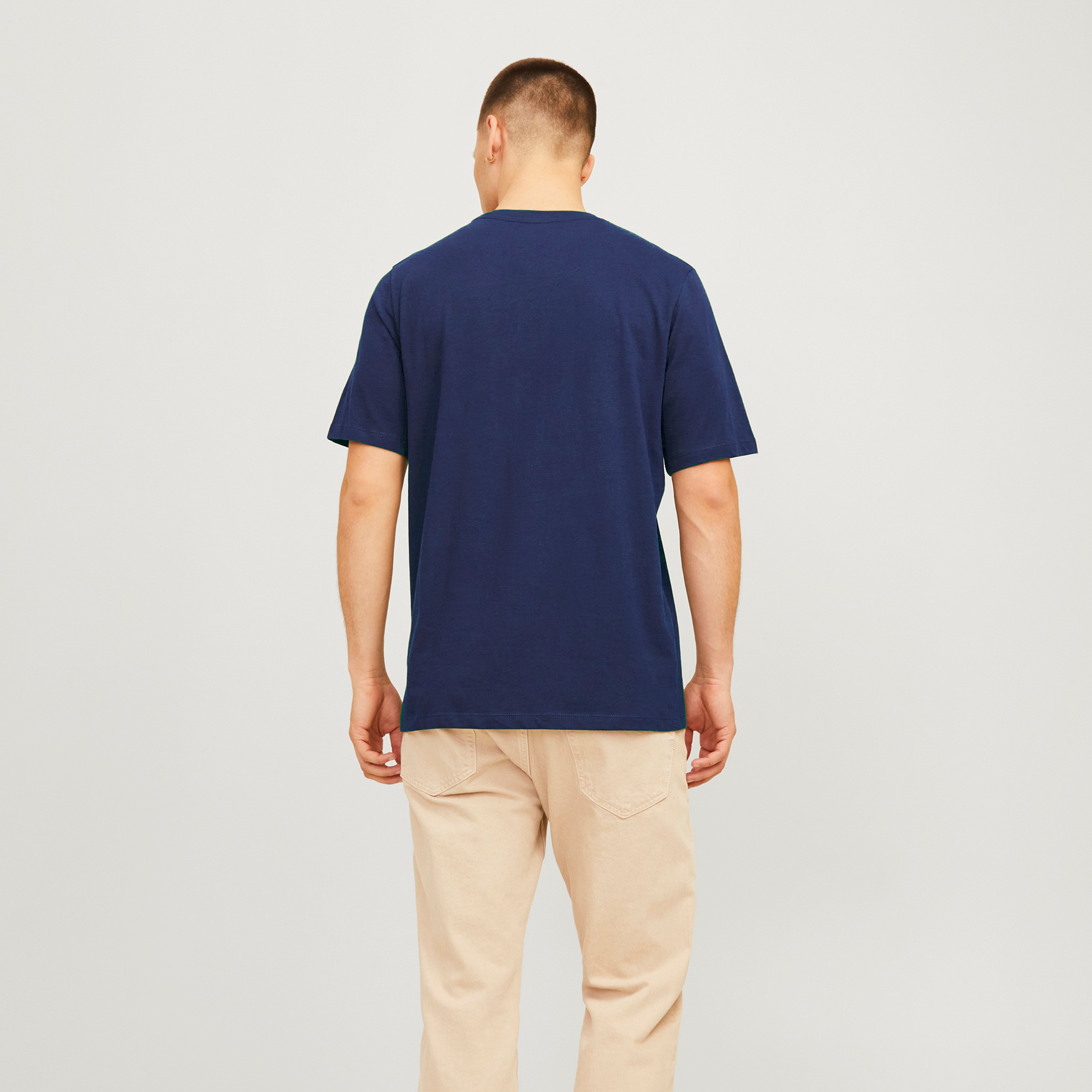 تيشيرت بأكمام قصيرة وياقة دائرية وشعار  من جاك آند جونز-men-clothing-tshirtsandpolos-tshirts-image-8