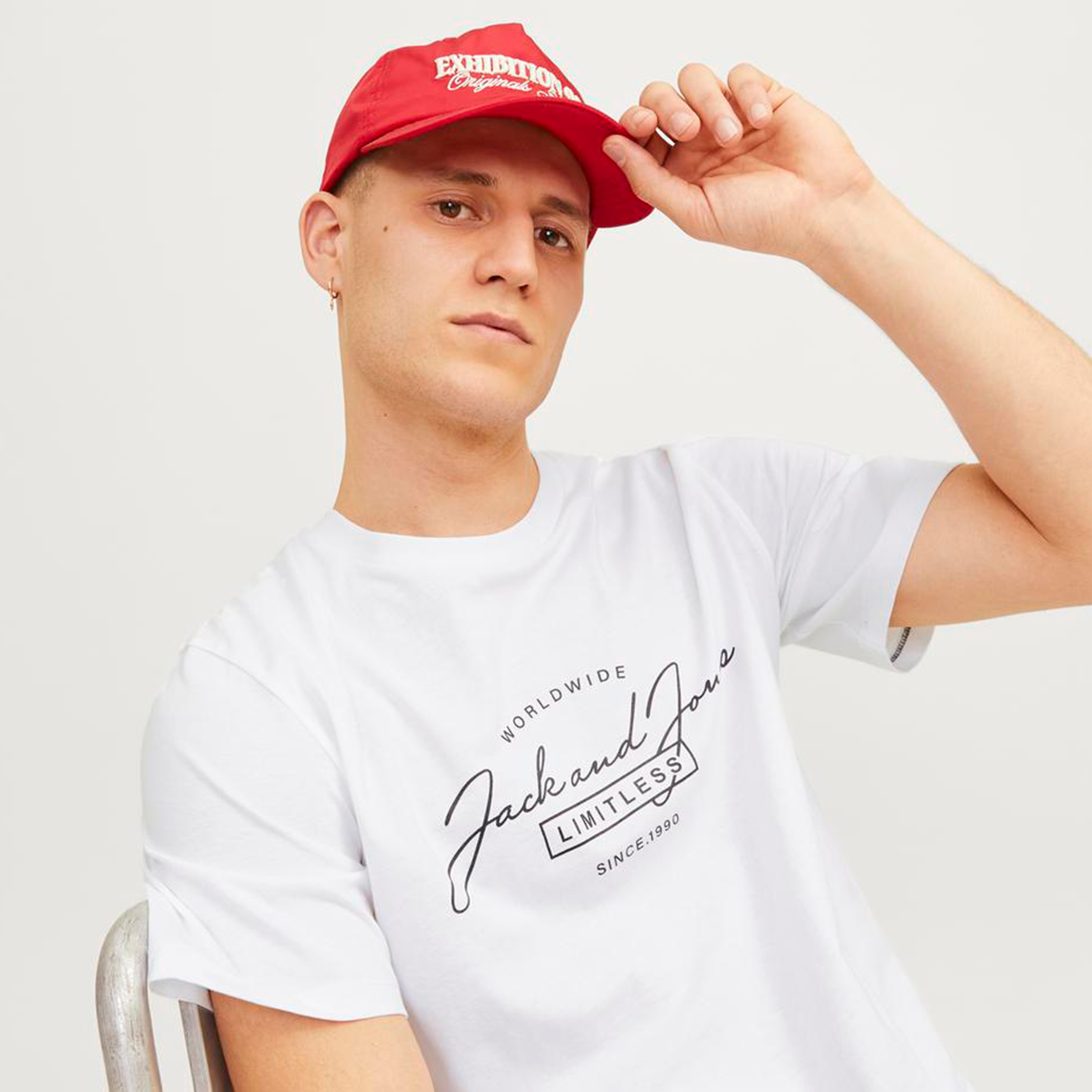 تيشيرت بأكمام قصيرة وياقة دائرية وشعار  من جاك آند جونز-men-clothing-tshirtsandpolos-tshirts-image-11