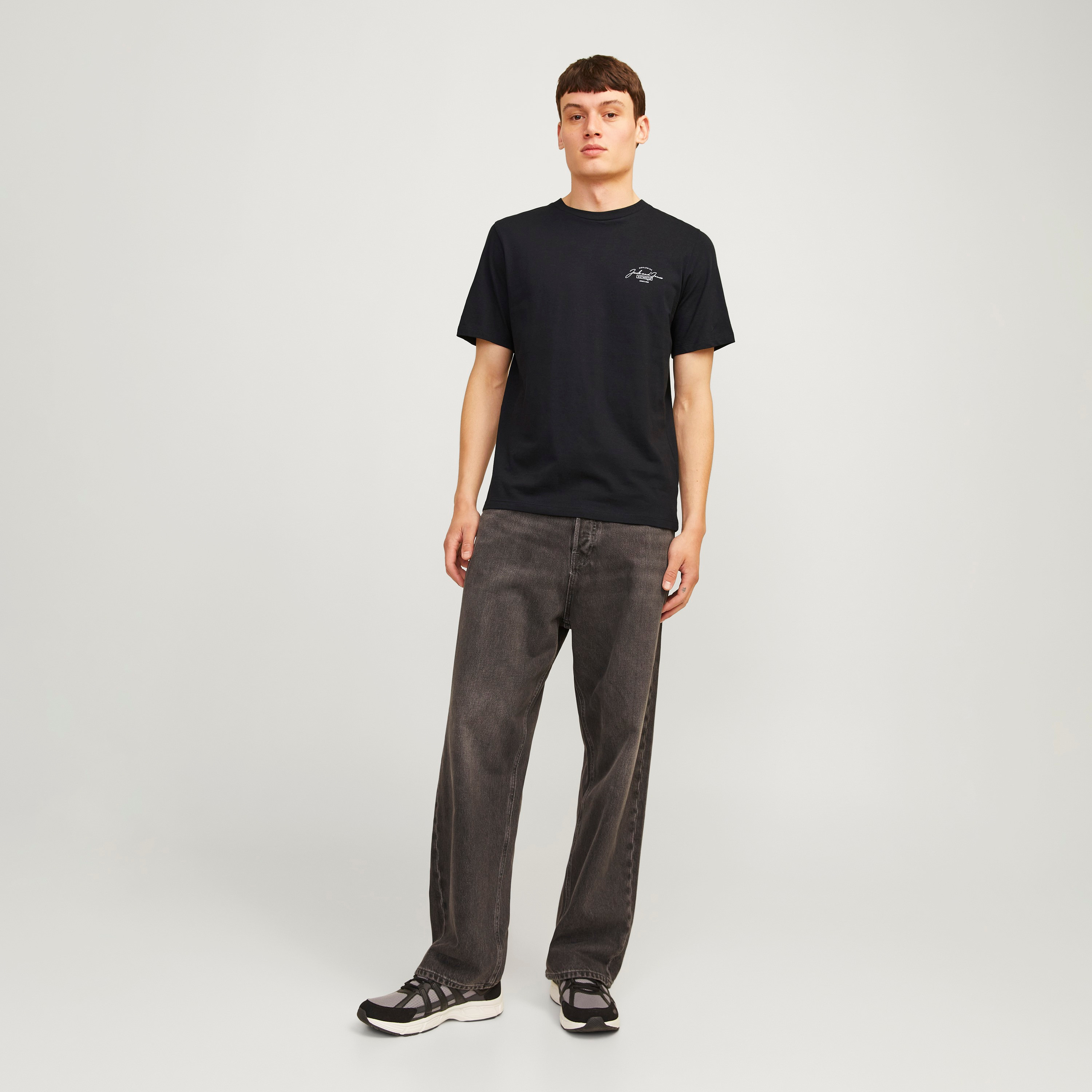 تيشيرت سادة بياقة دائرية وأكمام قصيرة من جاك آند جونز-men-clothing-tshirtsandpolos-tshirts-image-2