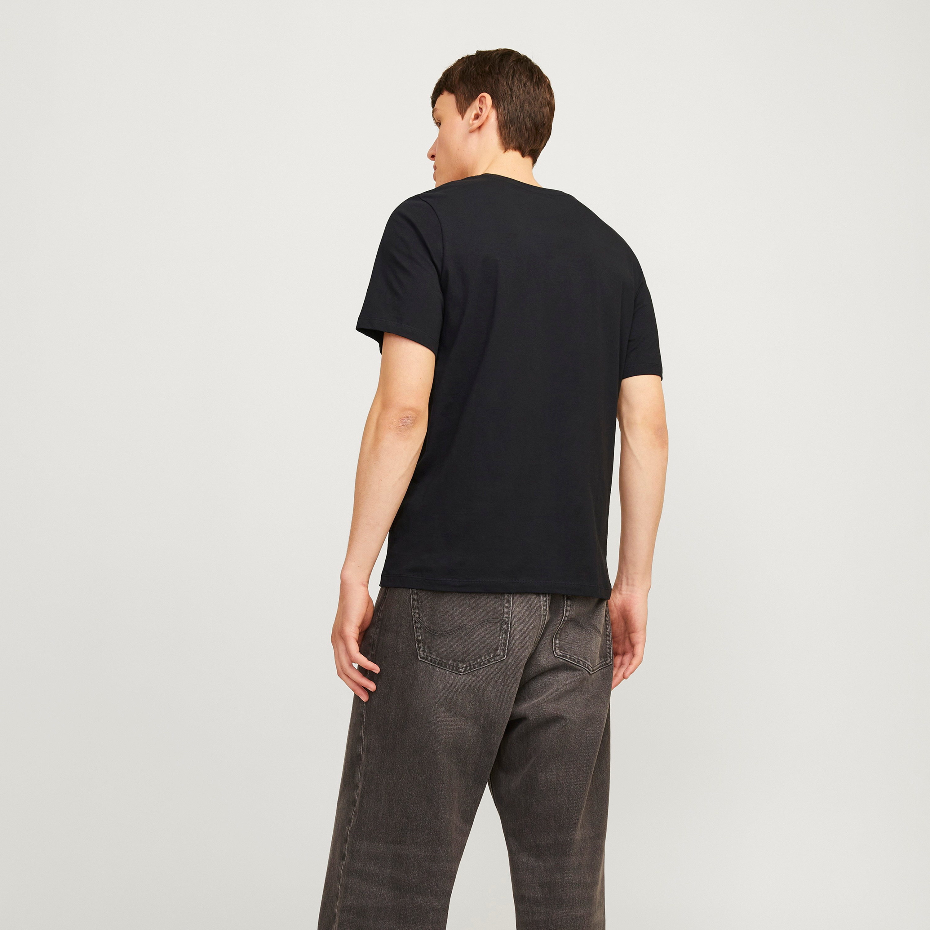 تيشيرت سادة بياقة دائرية وأكمام قصيرة من جاك آند جونز-men-clothing-tshirtsandpolos-tshirts-image-4