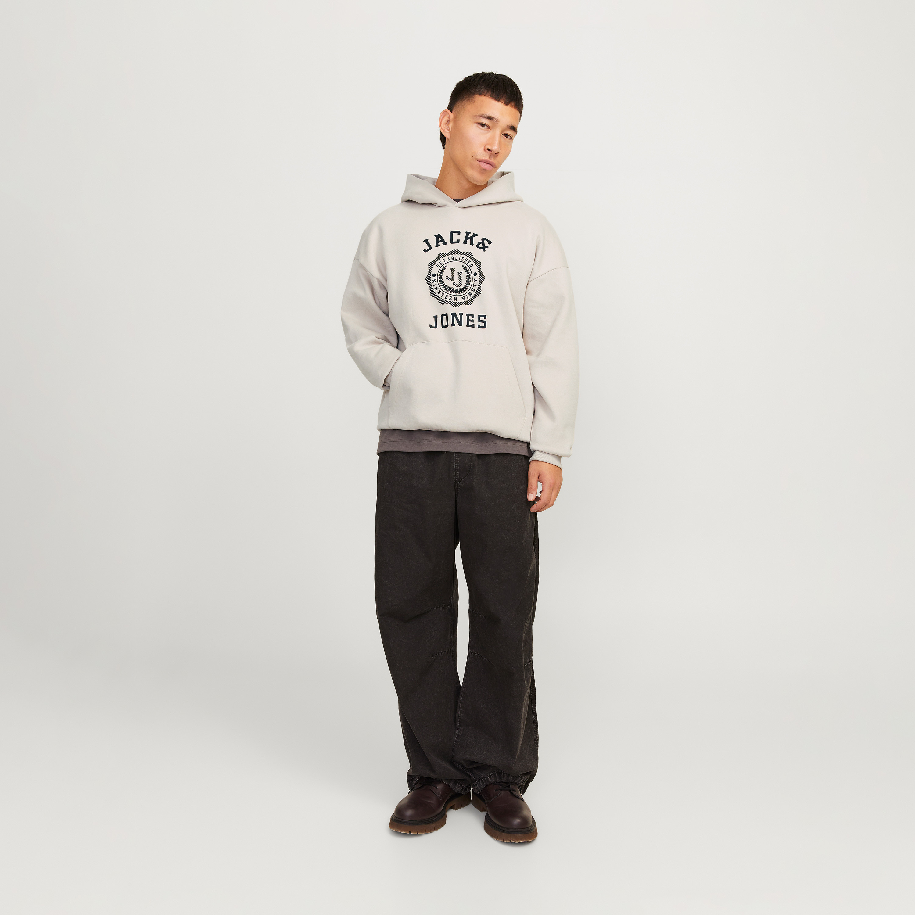 جاك & حونز-  هودي بأكمام طويلة بنقوش مع جيب كنغر-men-clothing-hoodiesandsweatshirts-image-2