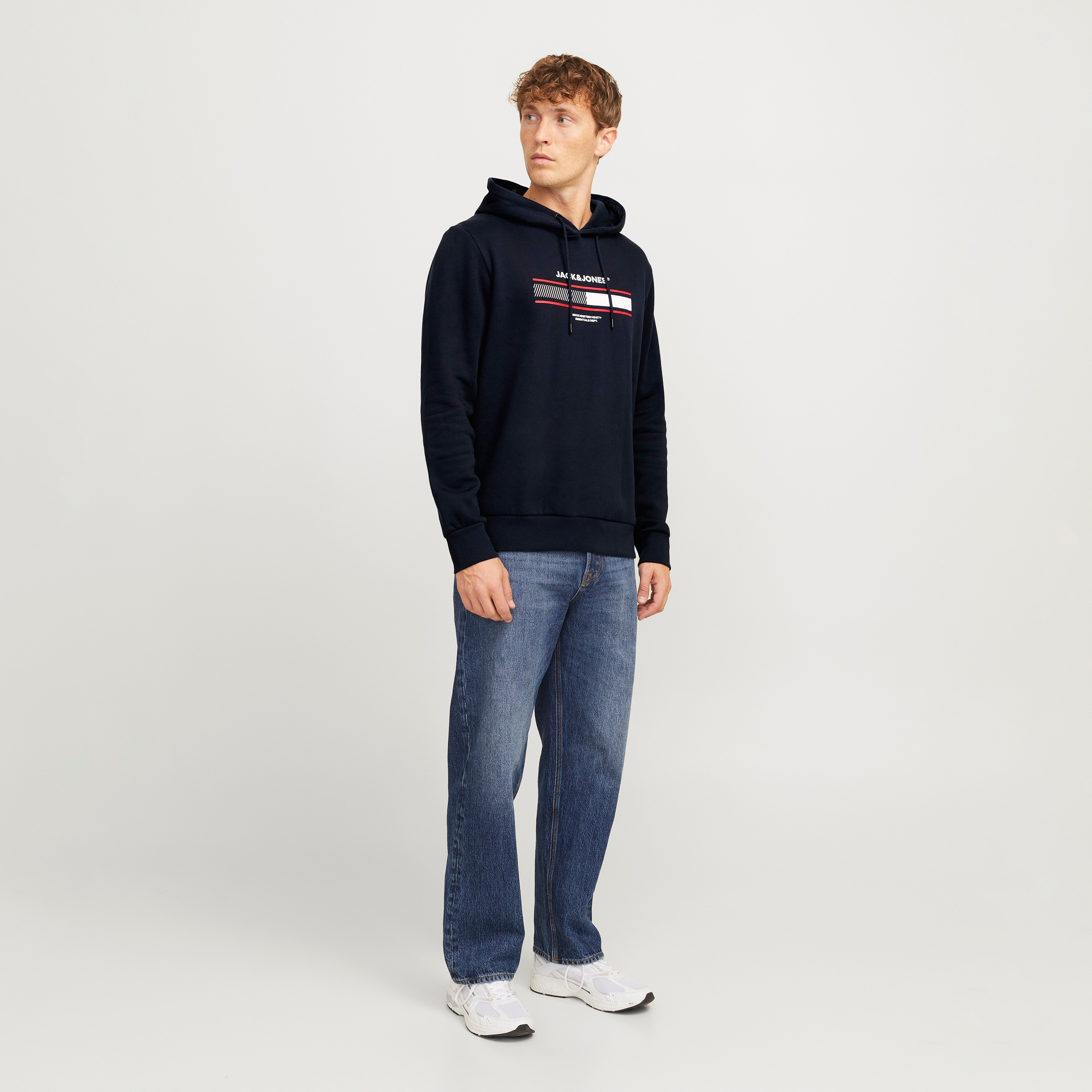 سويت شيرت رجالي بأكمام طويلة بطبعة العلامة التجارية من جاك أند جونز-men-clothing-hoodiesandsweatshirts-image-2
