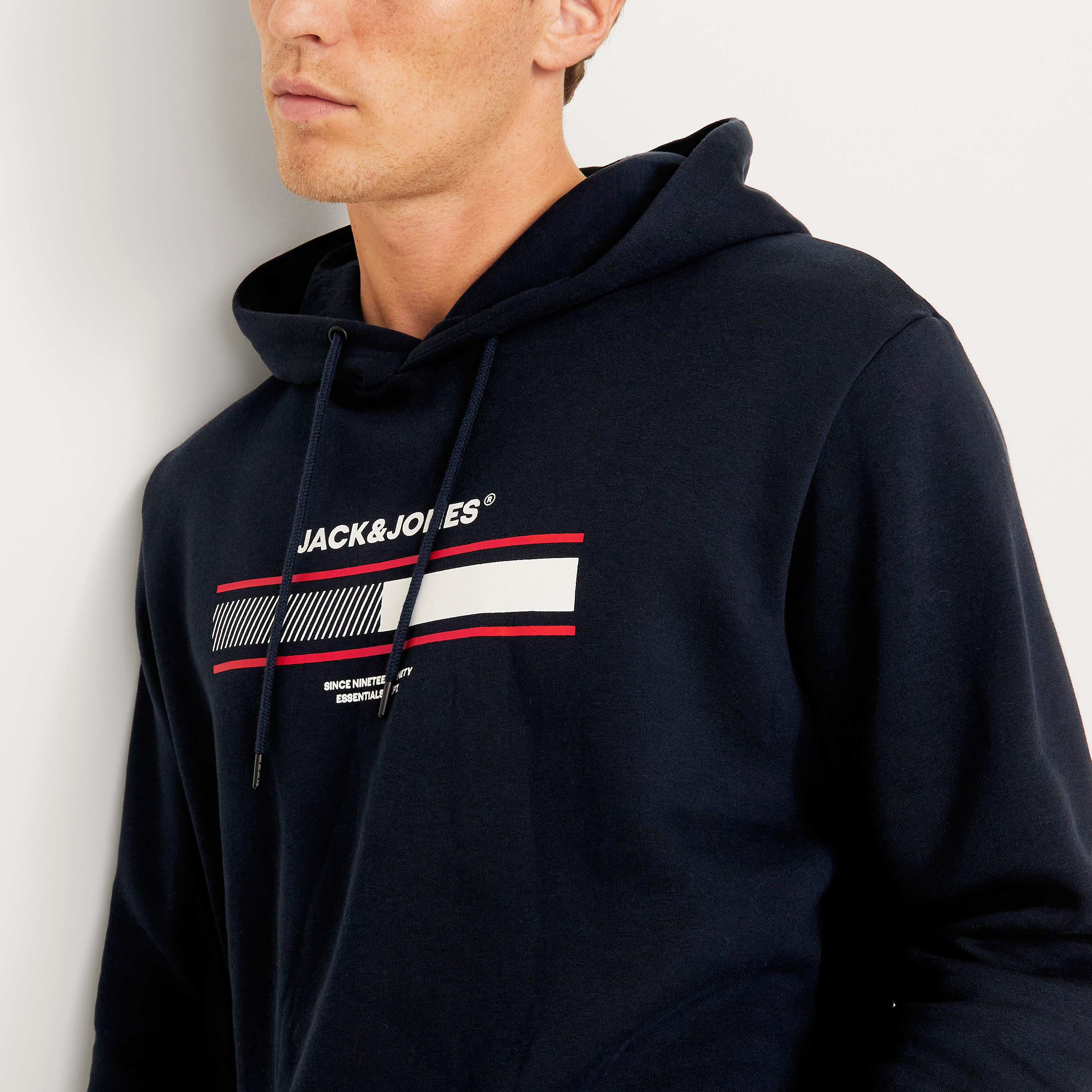 سويت شيرت رجالي بأكمام طويلة بطبعة العلامة التجارية من جاك أند جونز-men-clothing-hoodiesandsweatshirts-image-3