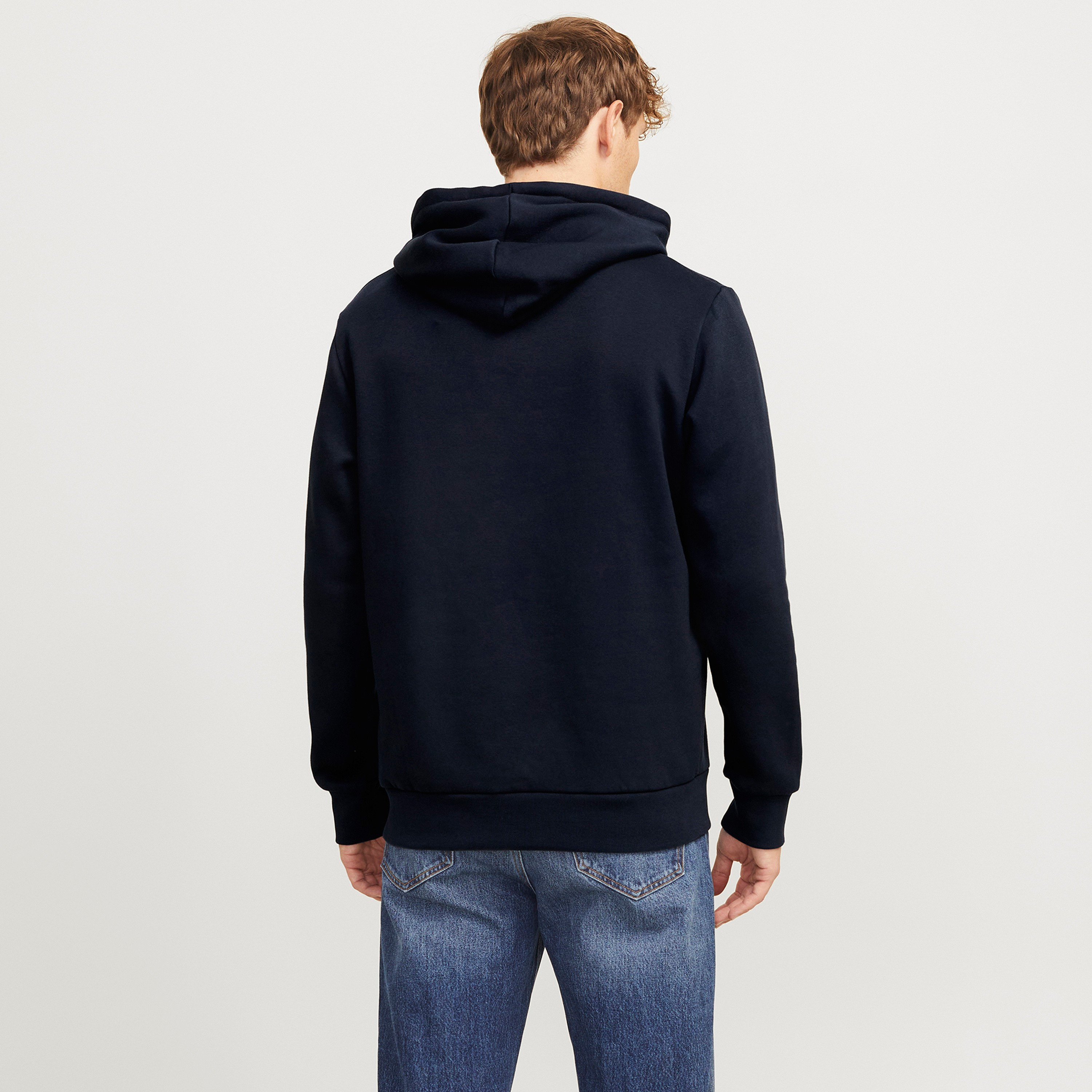 سويت شيرت رجالي بأكمام طويلة بطبعة العلامة التجارية من جاك أند جونز-men-clothing-hoodiesandsweatshirts-image-4