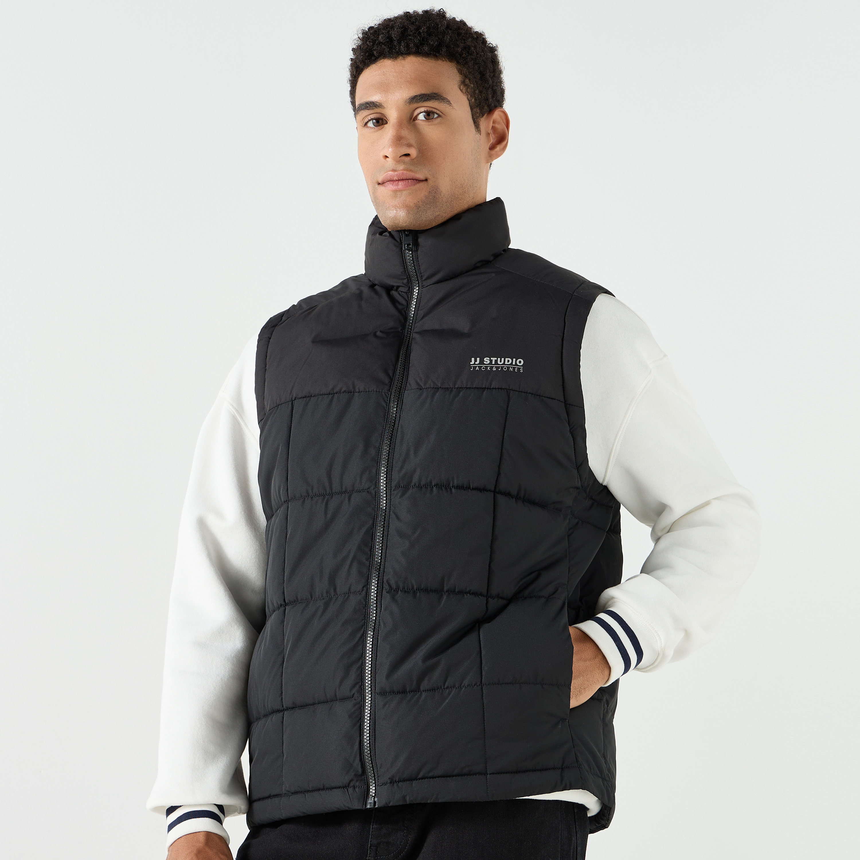 سترة جيليه للرجال من جاك آند جونز كولوربلوك برقبة عالية بدون أكمام-men-clothing-jacketsandblazers-jackets-image-1