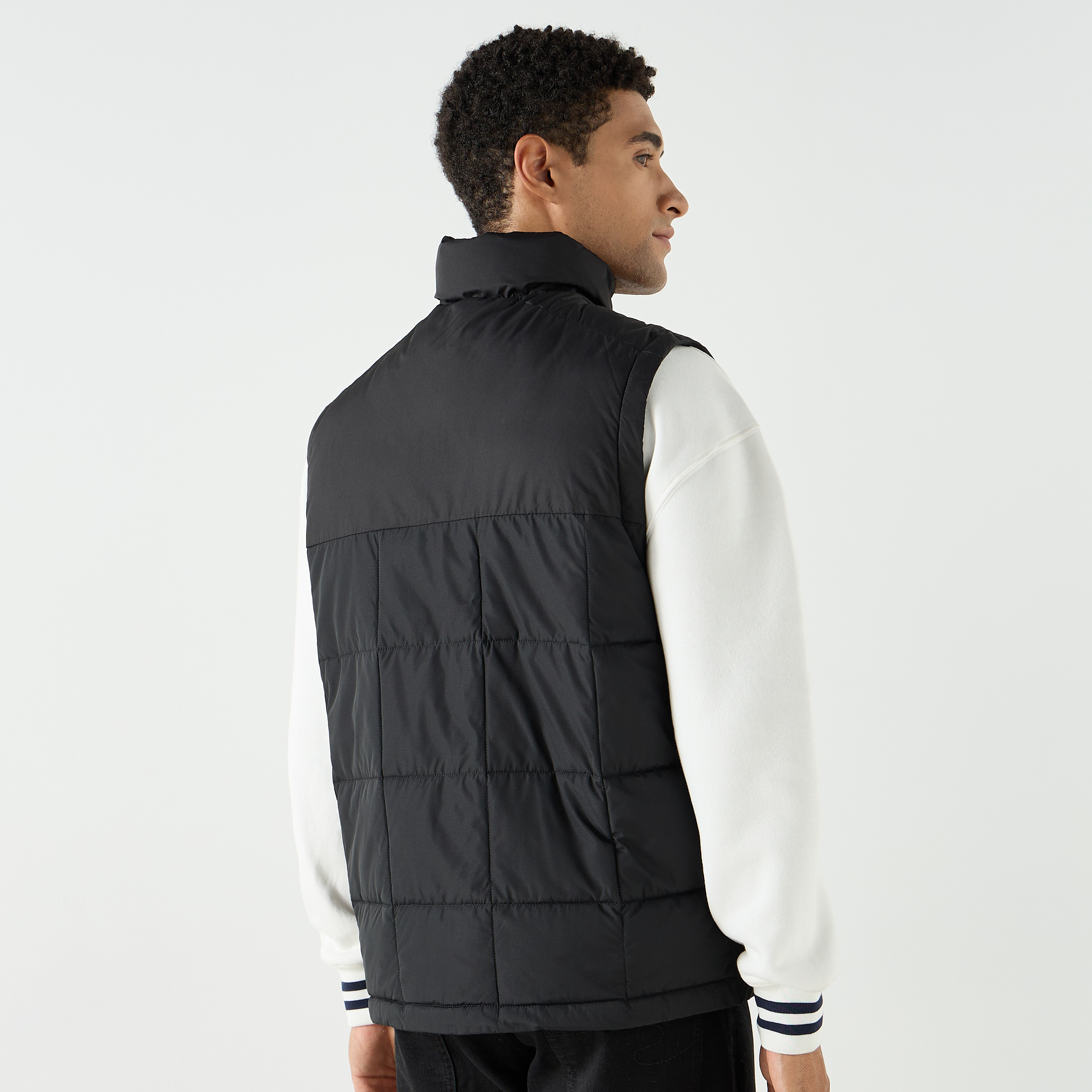 سترة جيليه للرجال من جاك آند جونز كولوربلوك برقبة عالية بدون أكمام-men-clothing-jacketsandblazers-jackets-image-4
