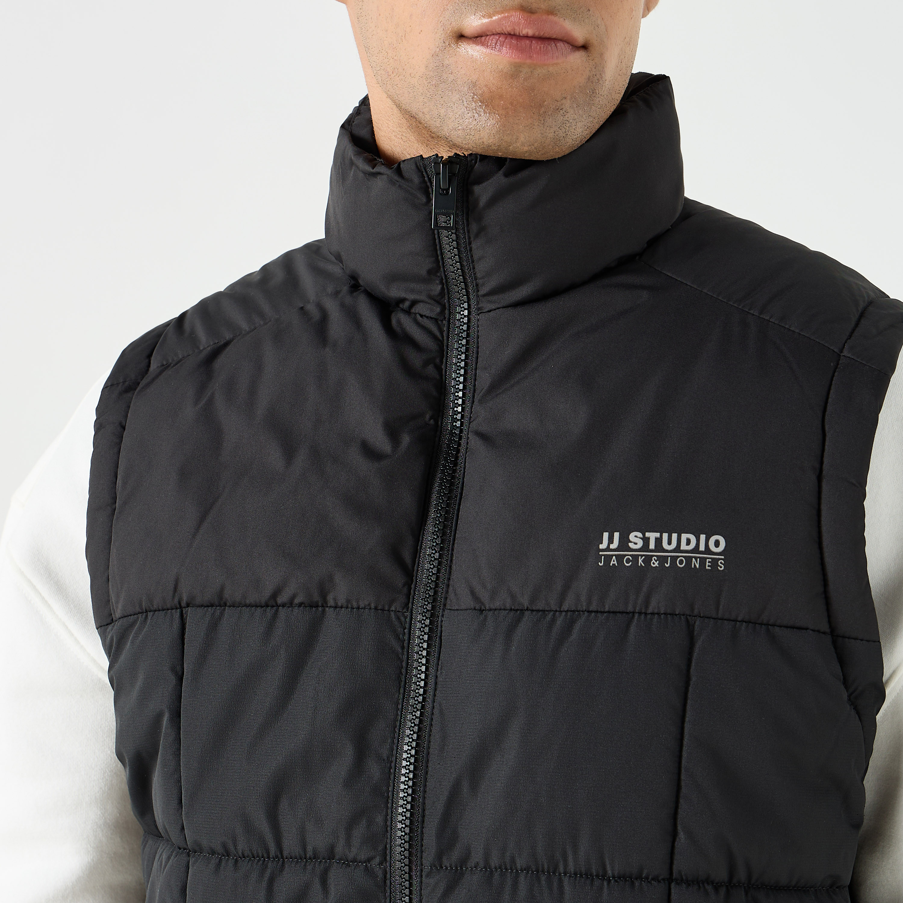 سترة جيليه للرجال من جاك آند جونز كولوربلوك برقبة عالية بدون أكمام-men-clothing-jacketsandblazers-jackets-image-4