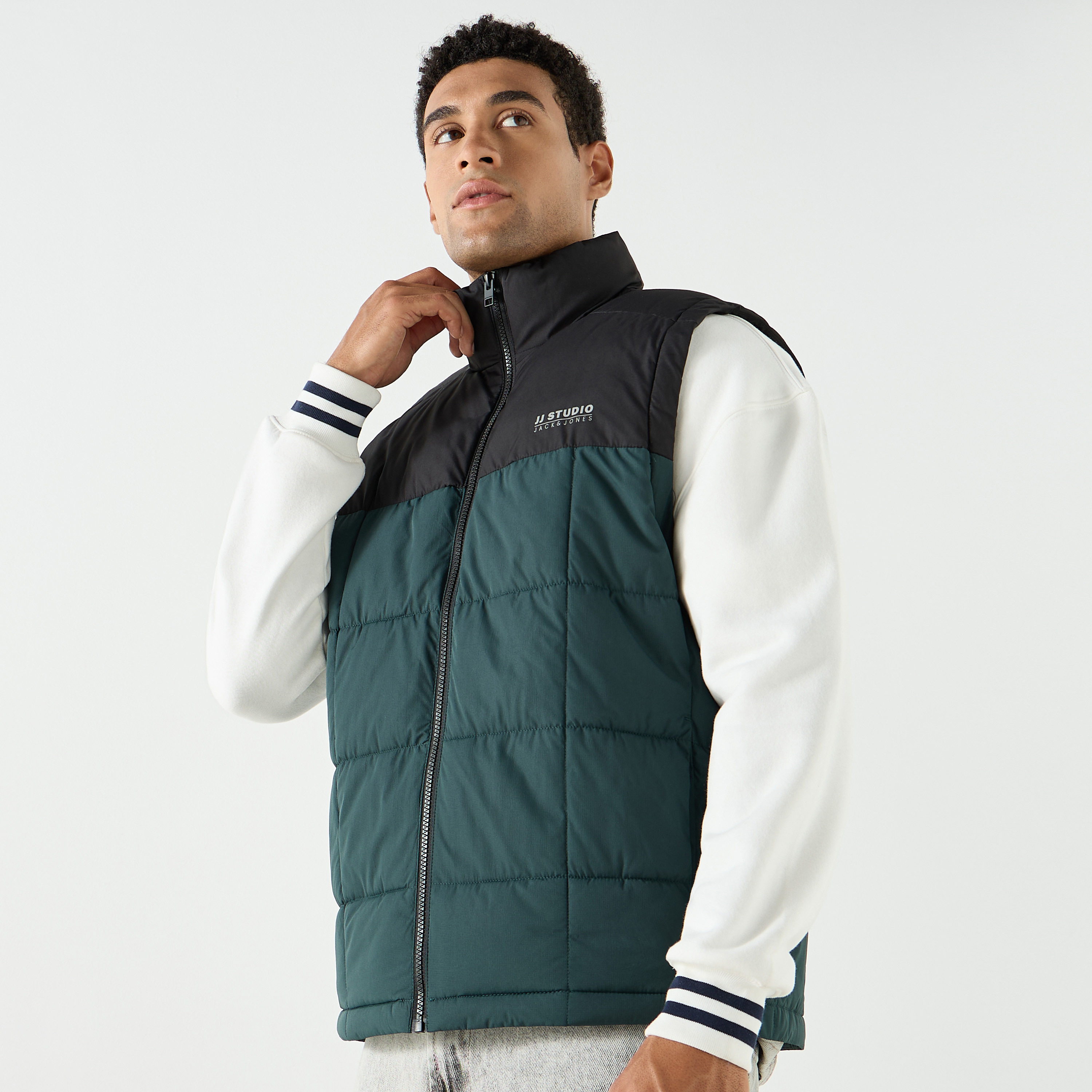 سترة جيليه للرجال من جاك آند جونز كولوربلوك برقبة عالية بدون أكمام-men-clothing-jacketsandblazers-jackets-image-1