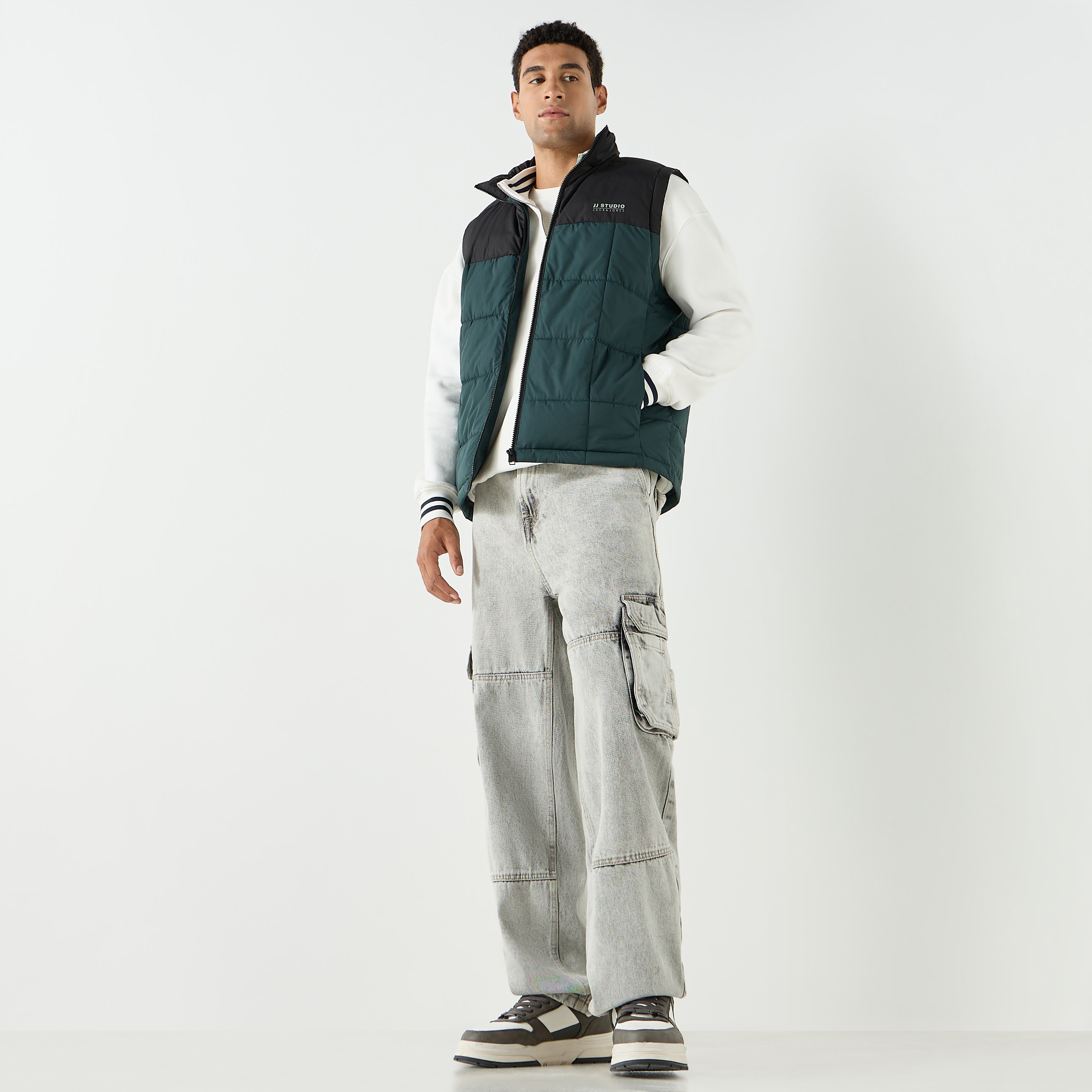 سترة جيليه للرجال من جاك آند جونز كولوربلوك برقبة عالية بدون أكمام-men-clothing-jacketsandblazers-jackets-image-2