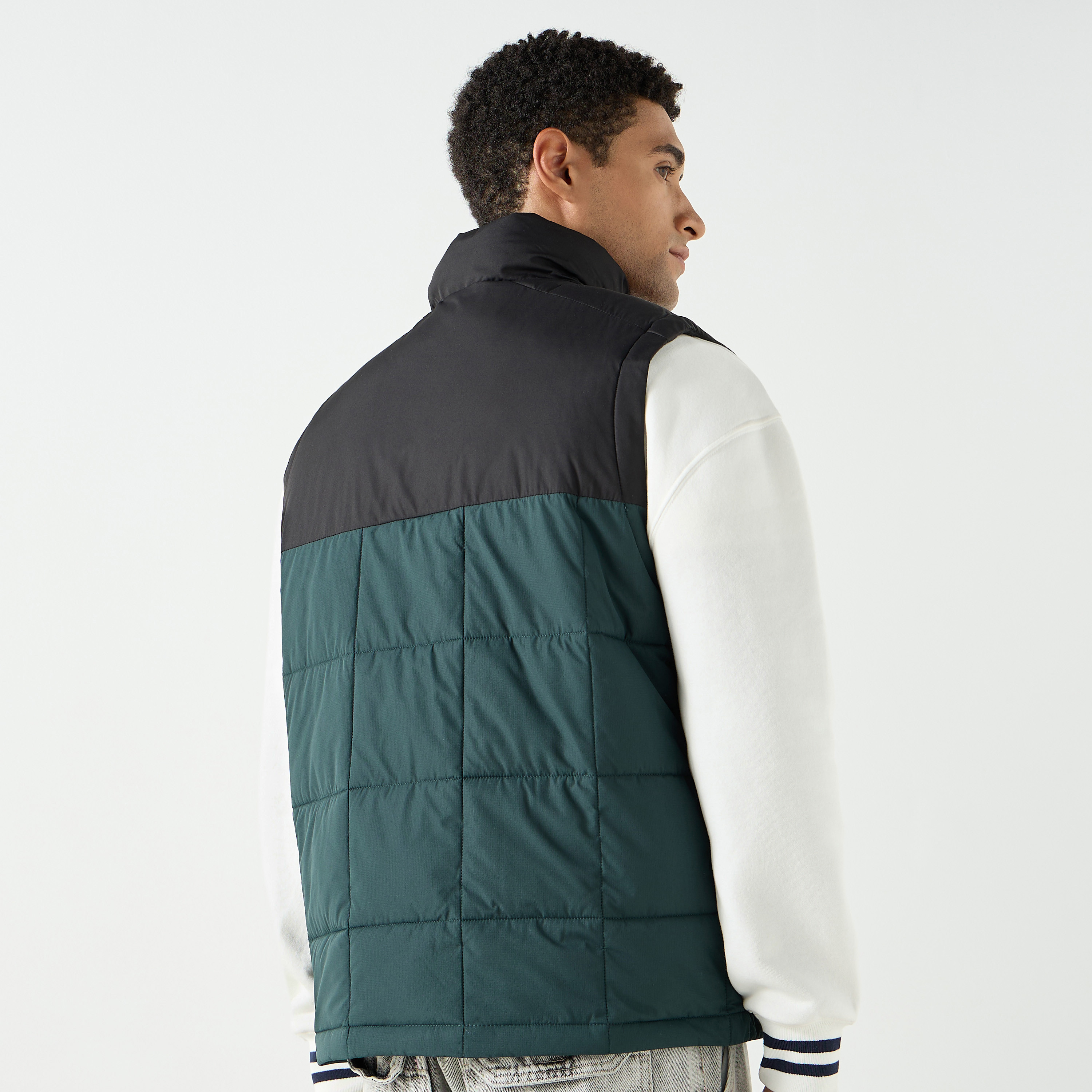 سترة جيليه للرجال من جاك آند جونز كولوربلوك برقبة عالية بدون أكمام-men-clothing-jacketsandblazers-jackets-image-3